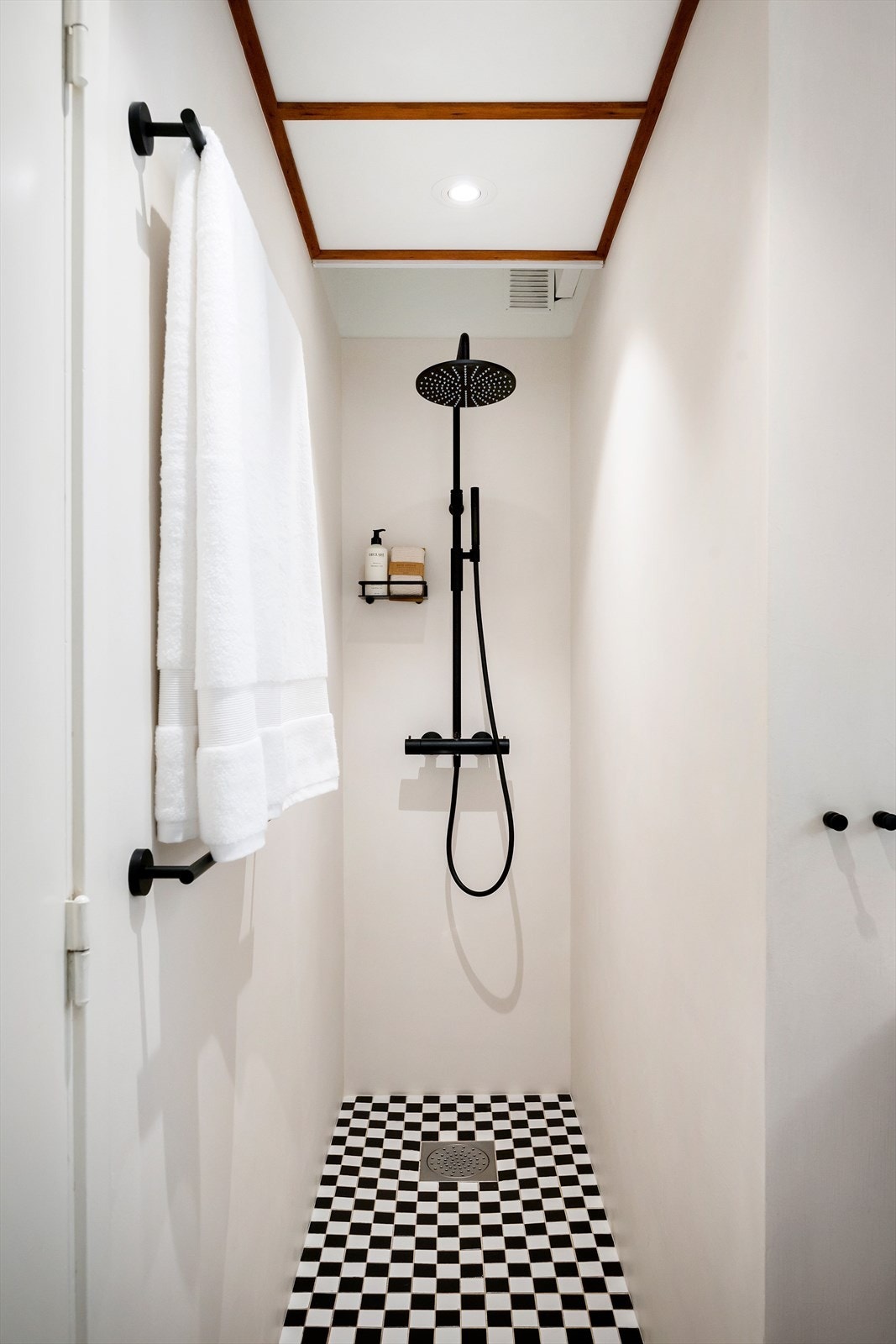 Badet har en romslig dusjnisje utstyrt med stilrent armatur fra Tapwell. Galleribilde