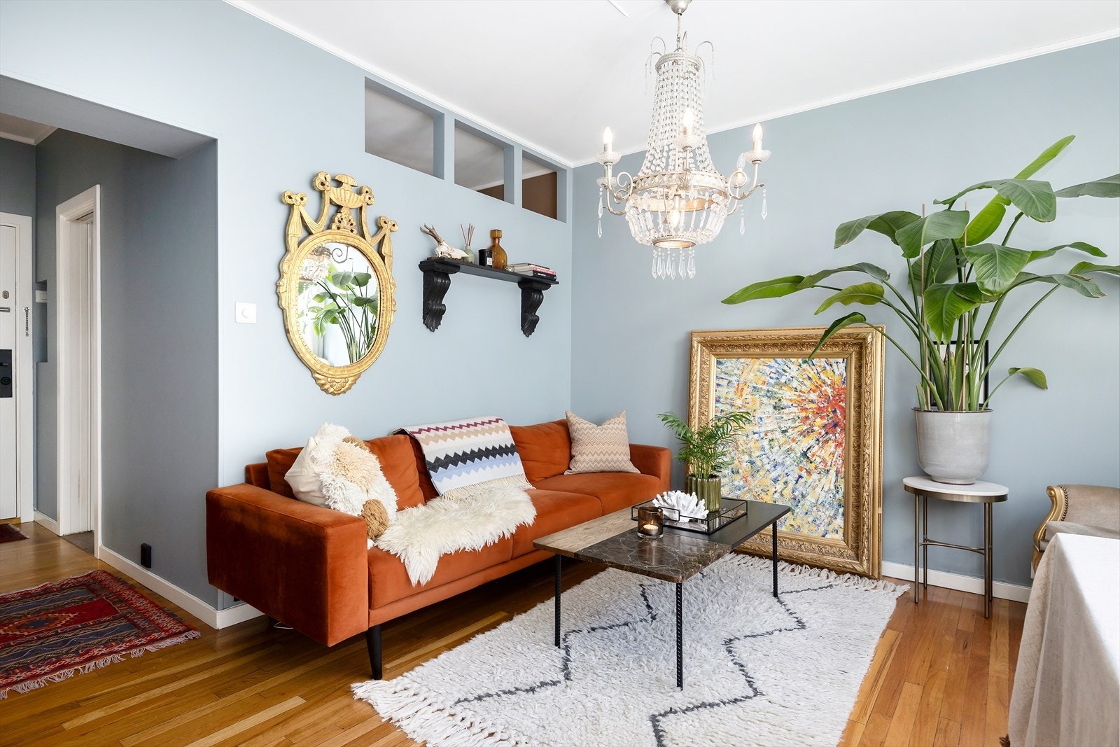 Det er god plass til både spisebord, sofagruppe og øvrig møblement. Galleribilde