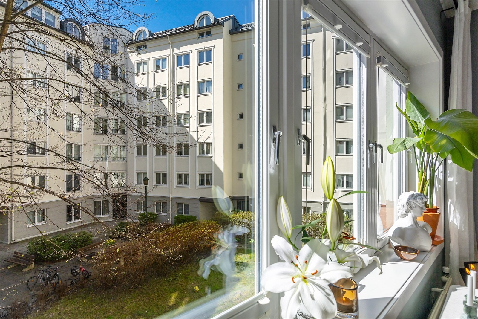 Rolig og attraktiv selveierleilighet i 2. etasje med heis, skjermet beliggende mot indre gårdsrom. Galleribilde