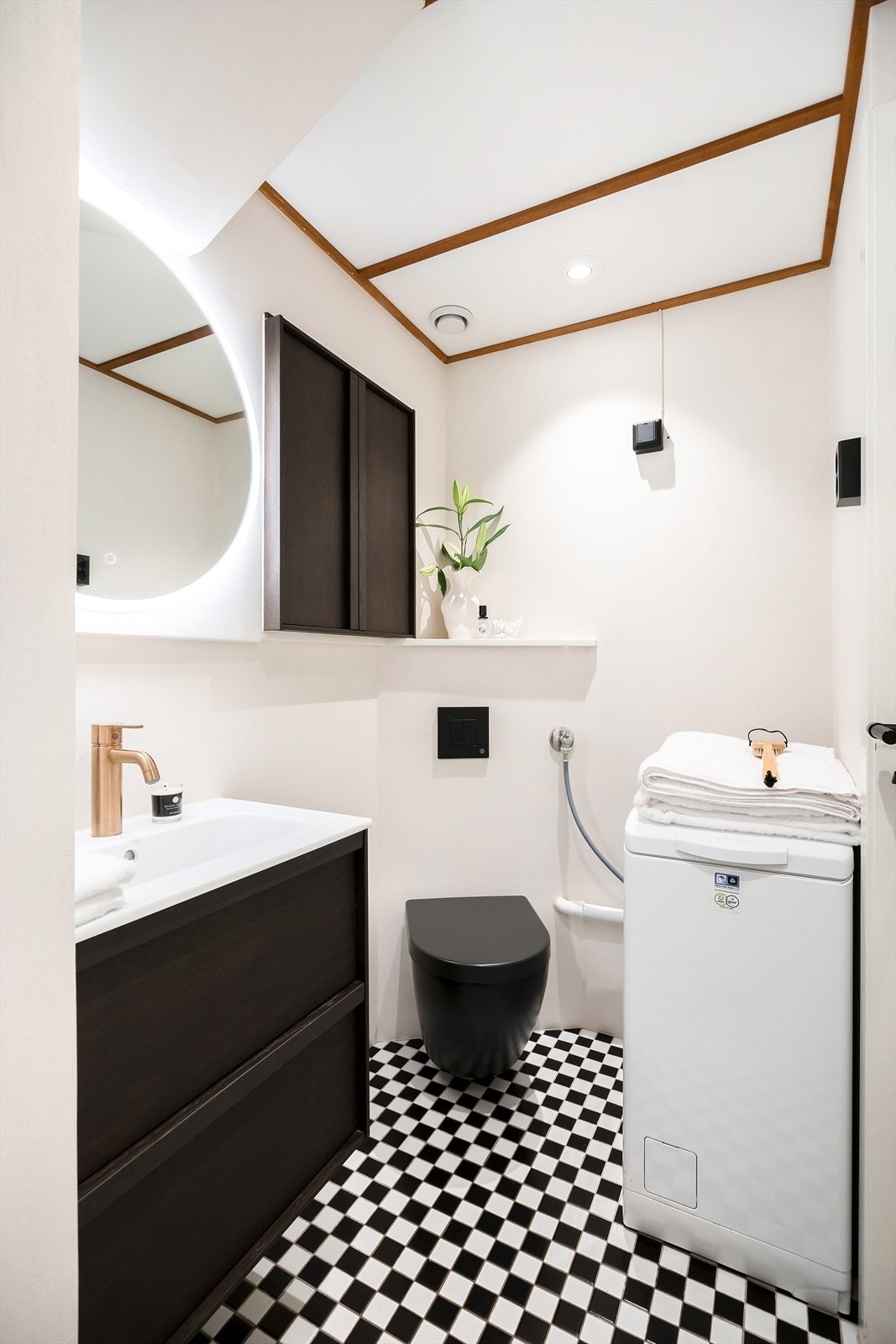 Det er også utført oppgraderinger av rørføringer i nyere tid. Badet er utstyrt med ny sisterne og toalett, samt opplegg for vaskemaskin - toppmatet maskin medfølger. Galleribilde
