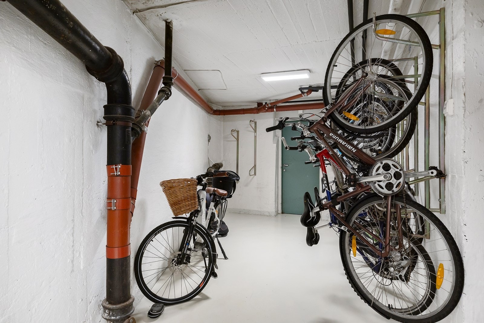 Sykkelparkering. I 2025 ble det gjennomført omfattende vedlikehold i bygget, herunder oppussing av oppganger med eksklusive materialvalg og arkitekttegnede løsninger. Galleribilde