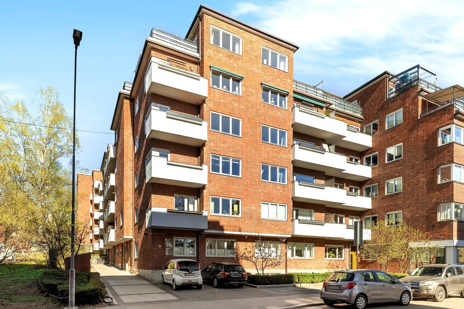Klassisk funkisgård fra 1936 med heisadkomst direkte til leilighetsplanet. Galleribilde