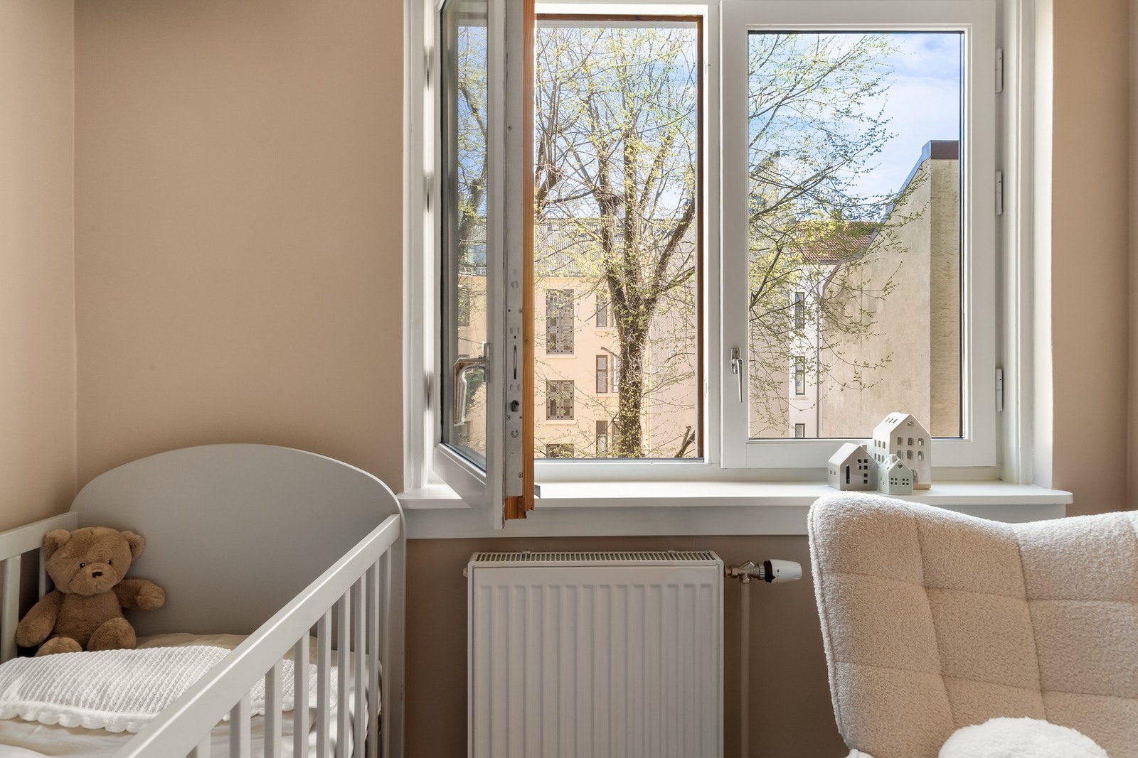 Soverom 2 har hyggelig utsyn mot indre gård. Galleribilde