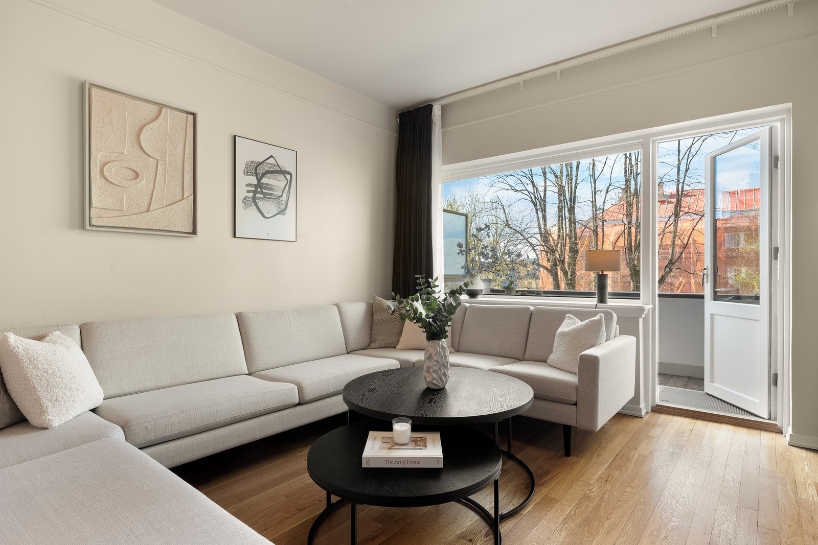 Ekstra takhøyde (ca. 2,67 m) og store vindusflater gir en lys og luftig stue. Galleribilde