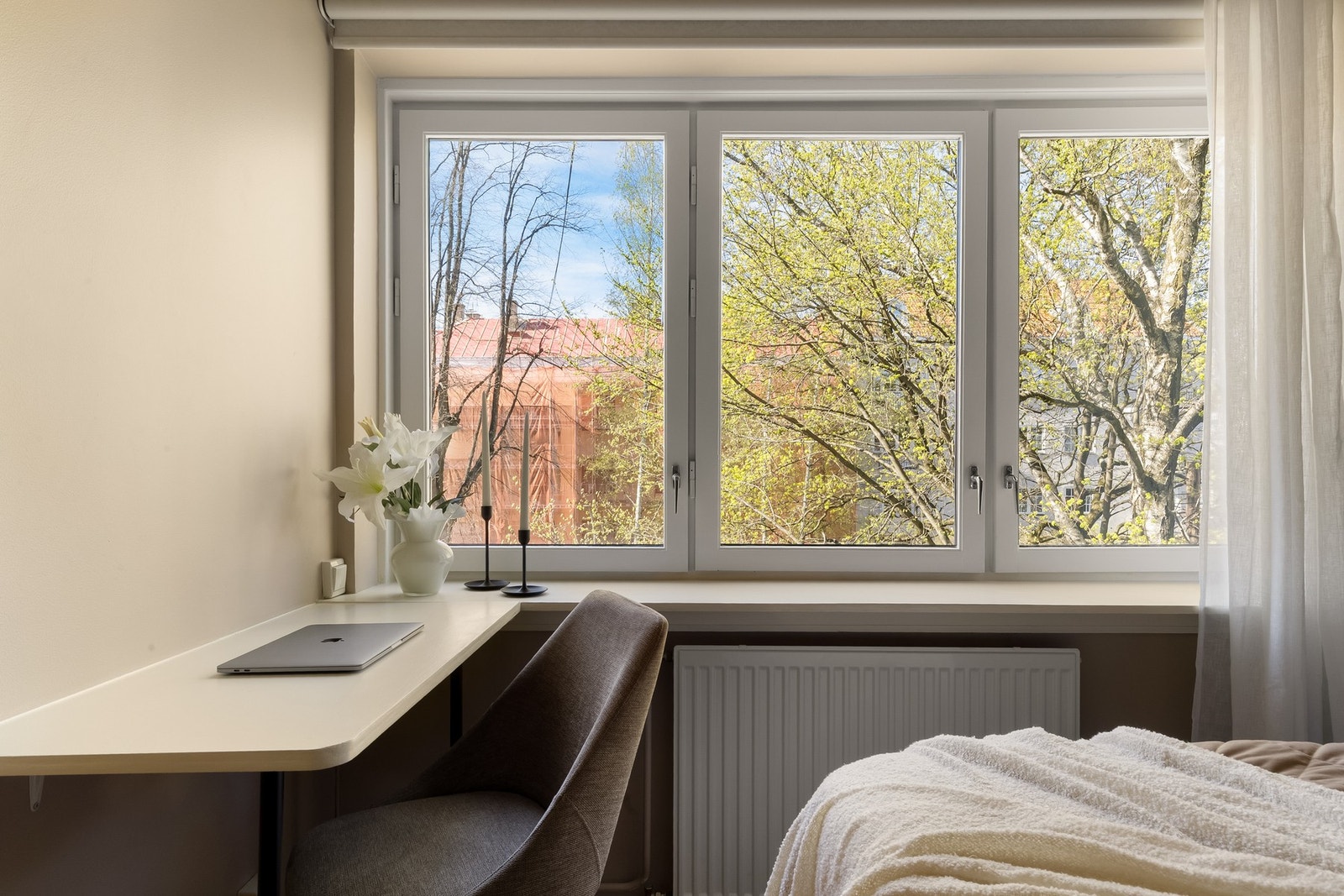 Hovedsoverom med stort vindu som gir godt lys og plass til arbeidsplass. Galleribilde