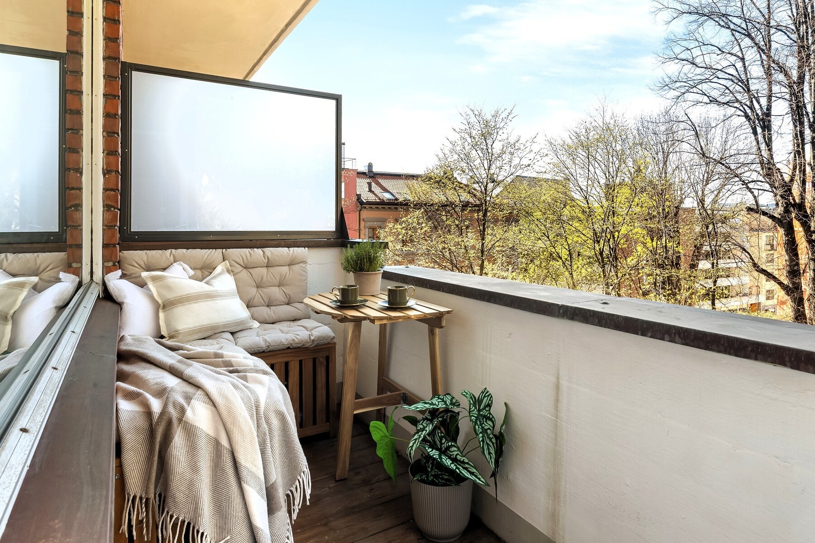 Fra stuen er det utgang til balkong som vender mot vest med gode solforhold på ettermiddag- og kveldstid. Galleribilde