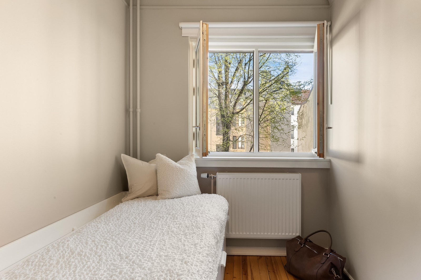 Soverom 3 med rolig og hyggelig utsyn mot indre gård. Galleribilde