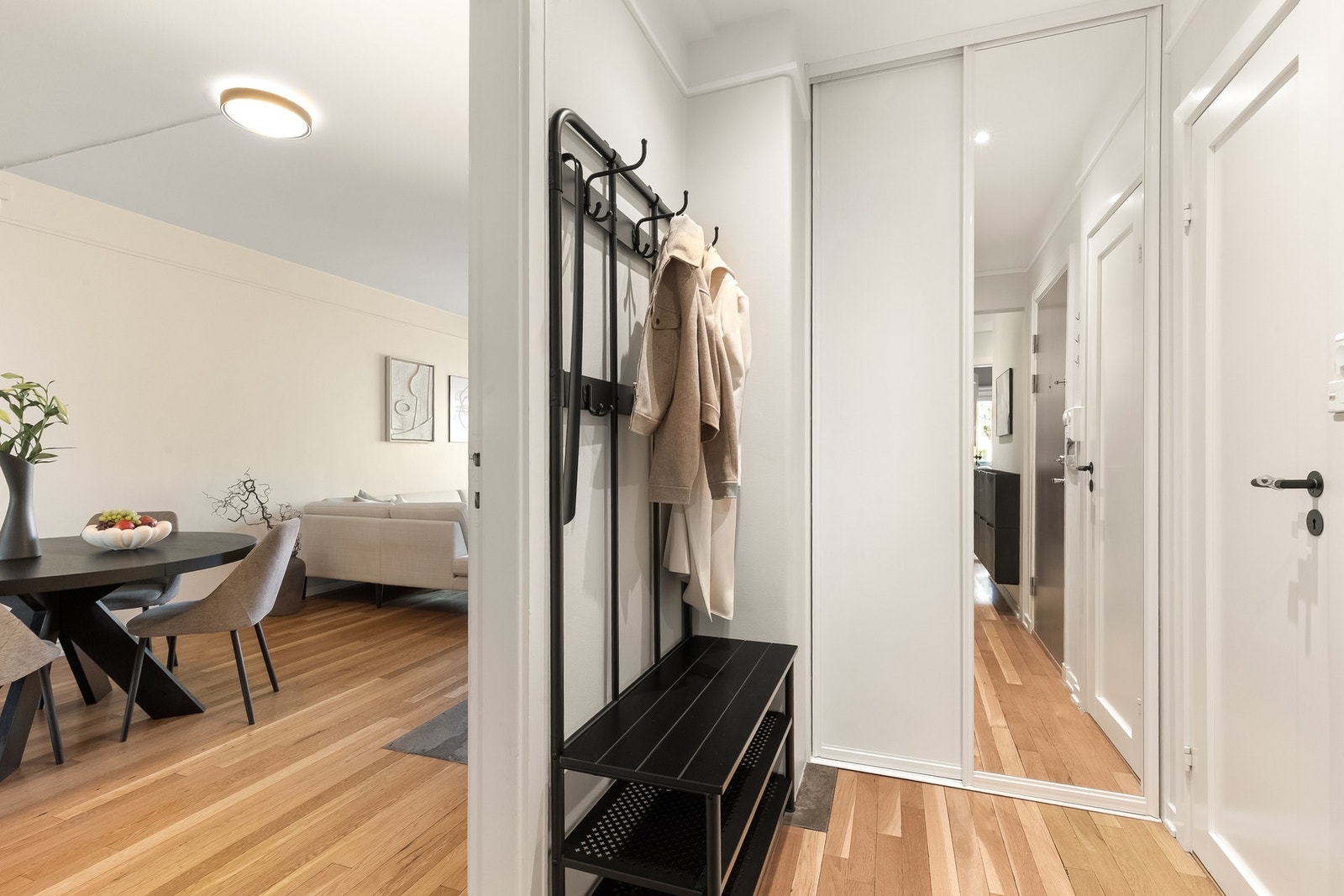 Entréen er lys og innbydende med innfelte downlights i himling. Det er god plass til å henge fra seg yttertøy og sko i skyvedørsgarderobe. Galleribilde