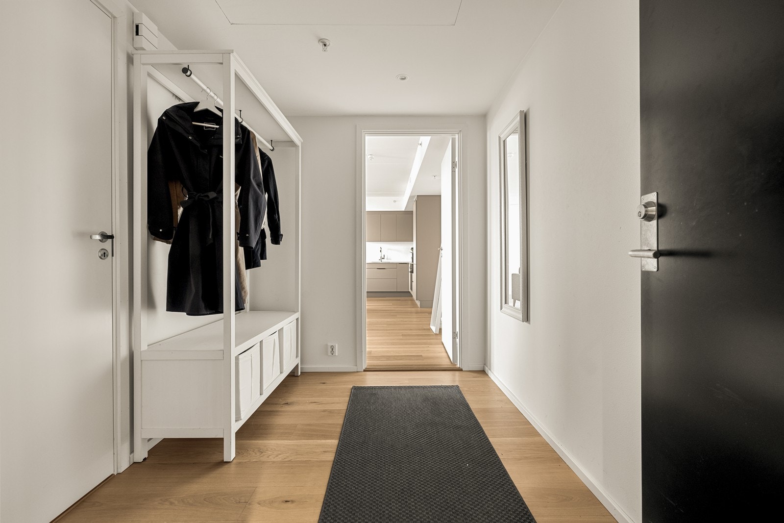 Romslig entre med god plass til å henge fra seg yttertøy og sette fra seg sko. Galleribilde