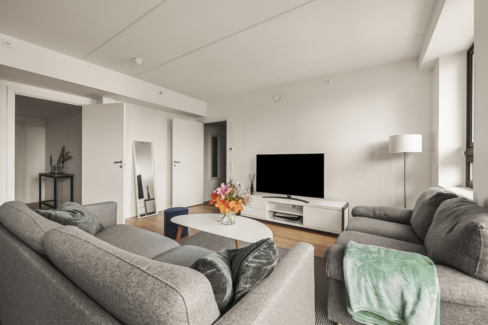 Innbydende stue med god plass til sofagruppe og TV-løsning. Galleribilde