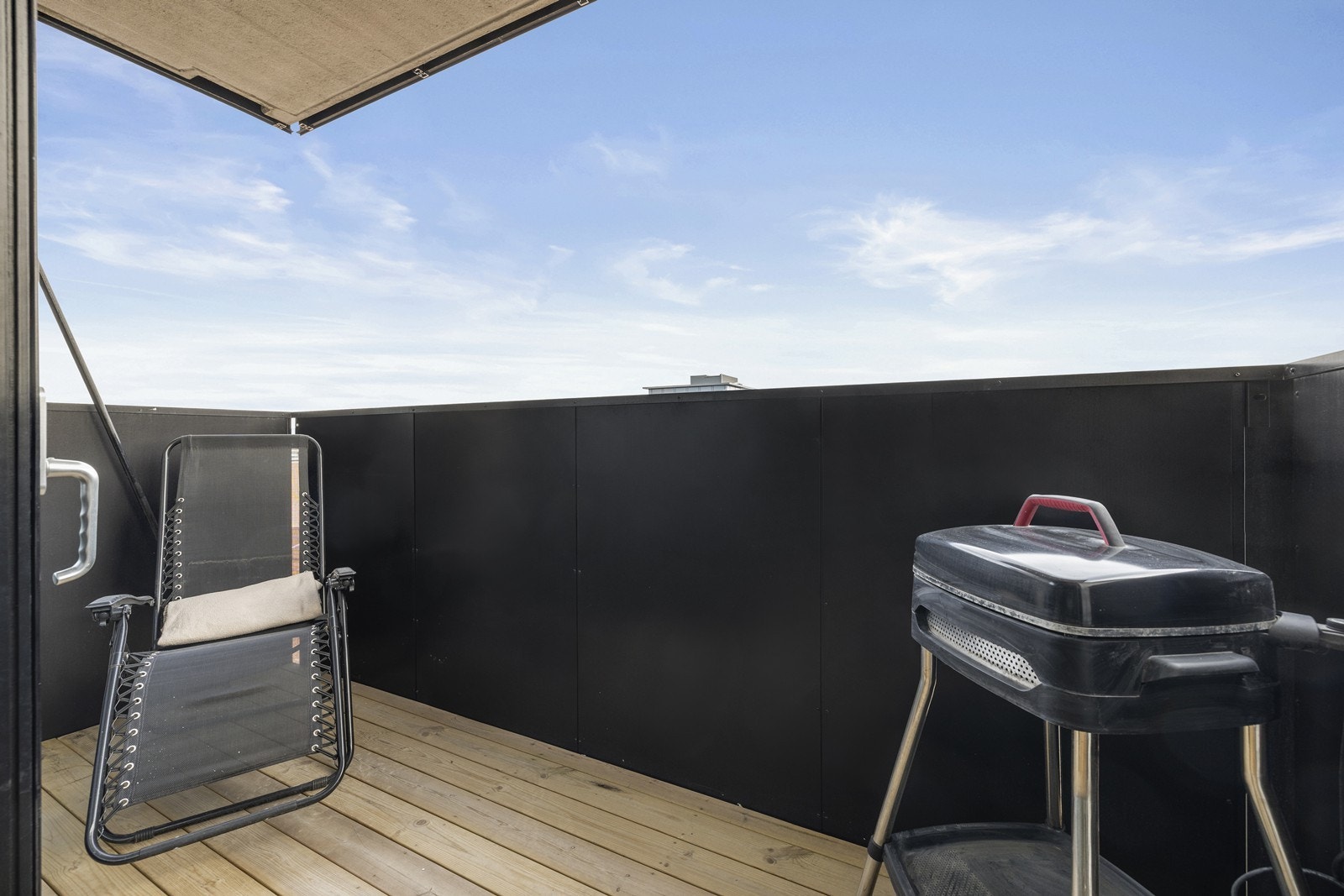 Solrik balkong med plass til grill, perfekt for varme dager og sosiale sammenkomster. Galleribilde