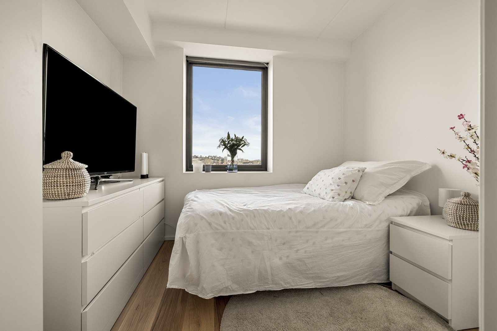 Soverom 2 med plass til seng og gode muligheter for oppbevaring. Galleribilde