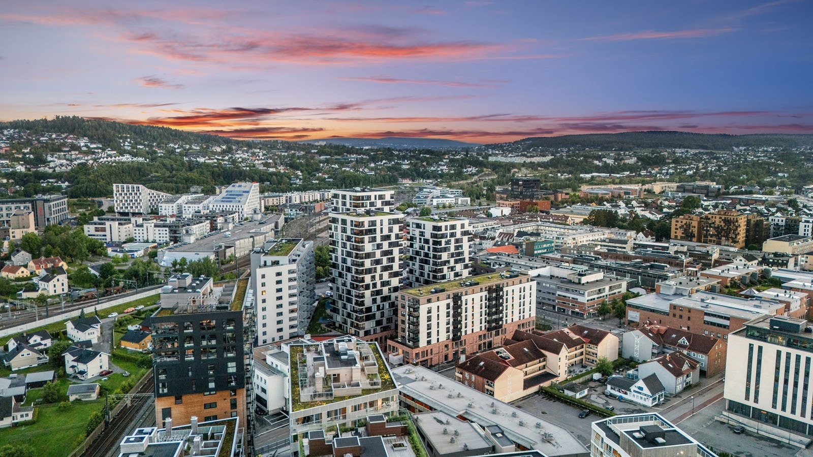 Dronebilde av nærområdet med god oversikt over beliggenheten. Galleribilde