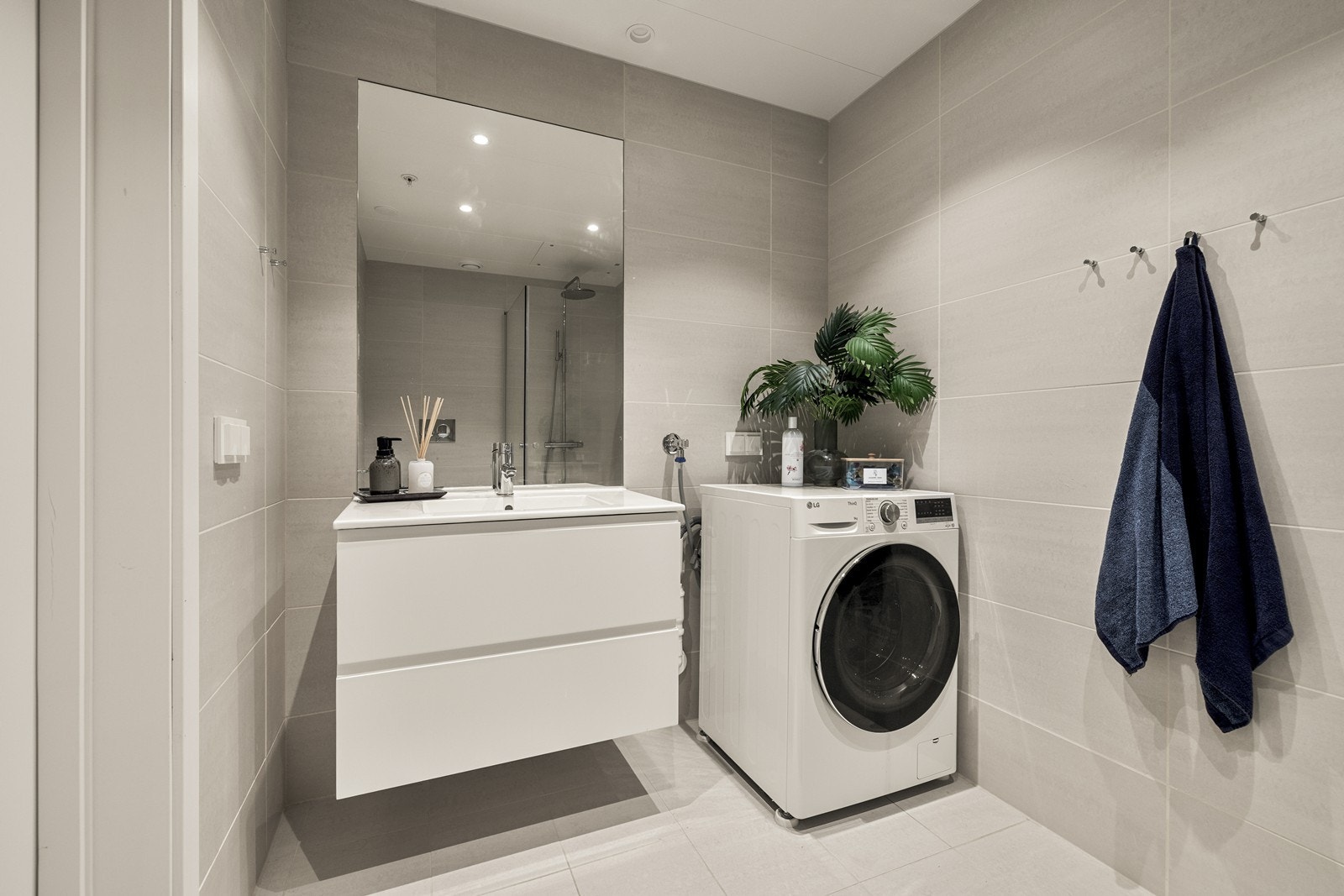 Det er opplegg for vaskemaskin på badet. Galleribilde