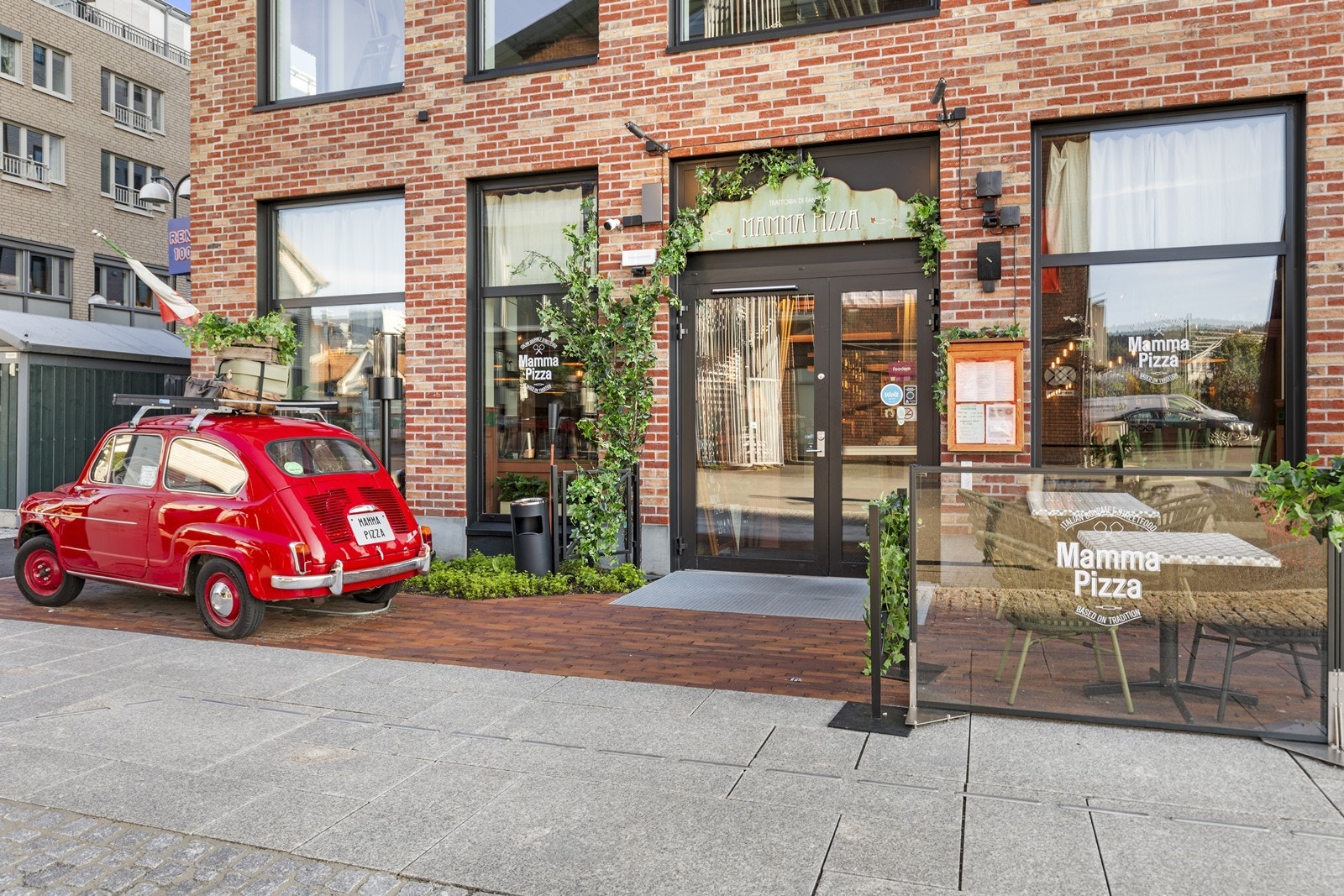 Nyt en pizza på populære Mama Pizza, som ligger kun et steinkast unna boligen. Galleribilde