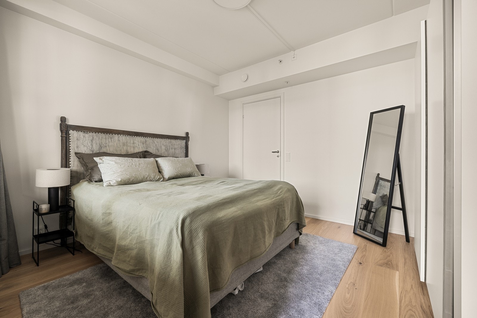 Hovedsoverom med plass til dobbeltseng, nattbord og tilhørende møblement. Galleribilde