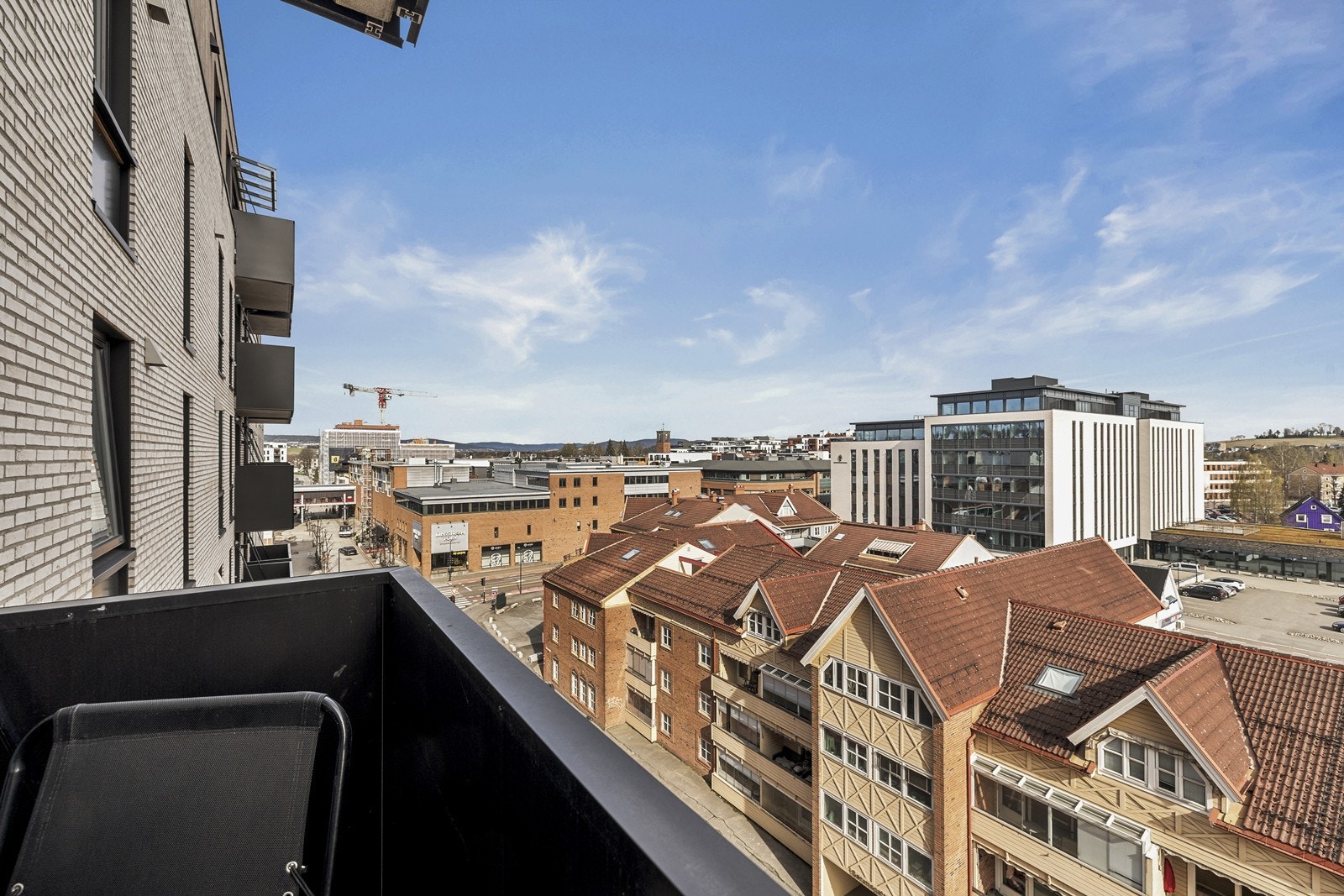 Flott utsikt fra balkongen med gode solforhold og urbane omgivelser. Galleribilde