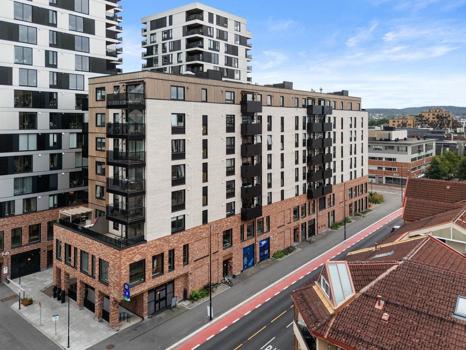 Fasadebilde av bygget med moderne arkitektur og sentral beliggenhet. Galleribilde