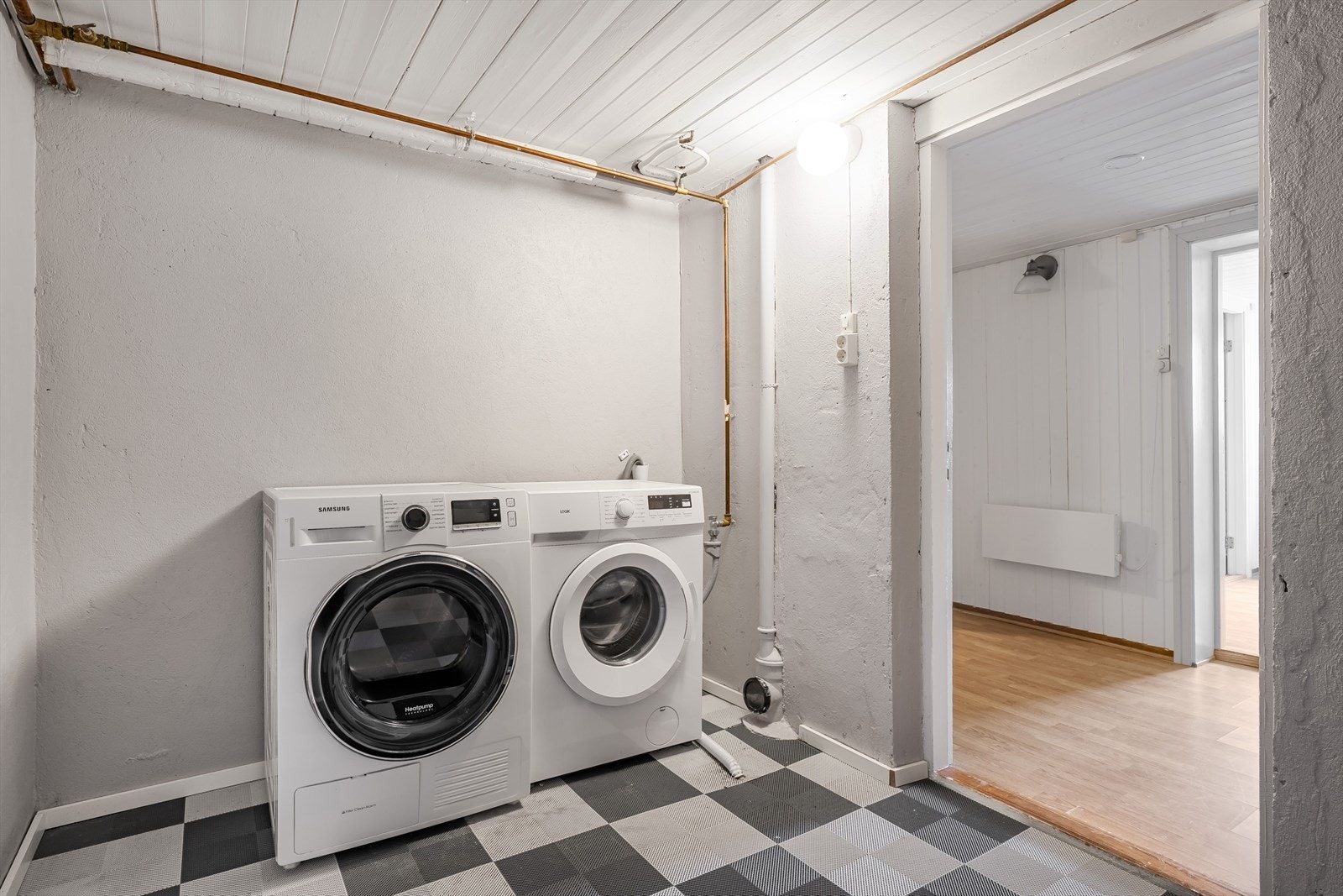Ned i kjelleren er det godt med lagringsplass i bod og innebygde skap Galleribilde