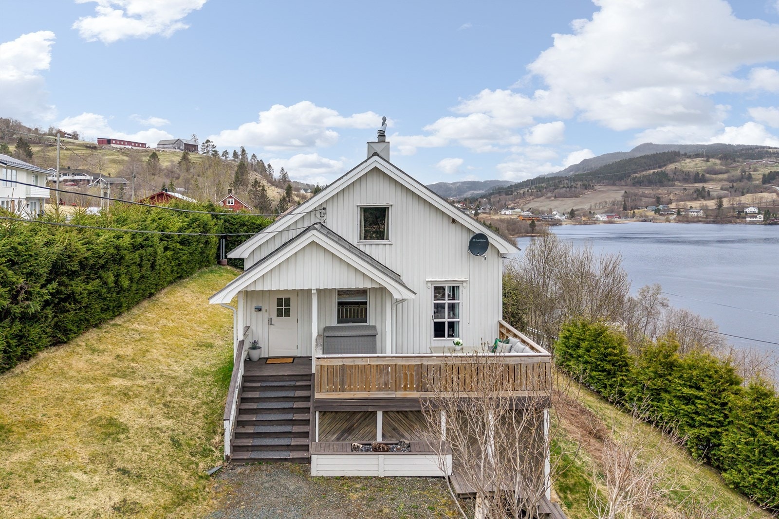 Boligen ligger flott til på en høyde med fantastisk utsikt utover Laugen Galleribilde