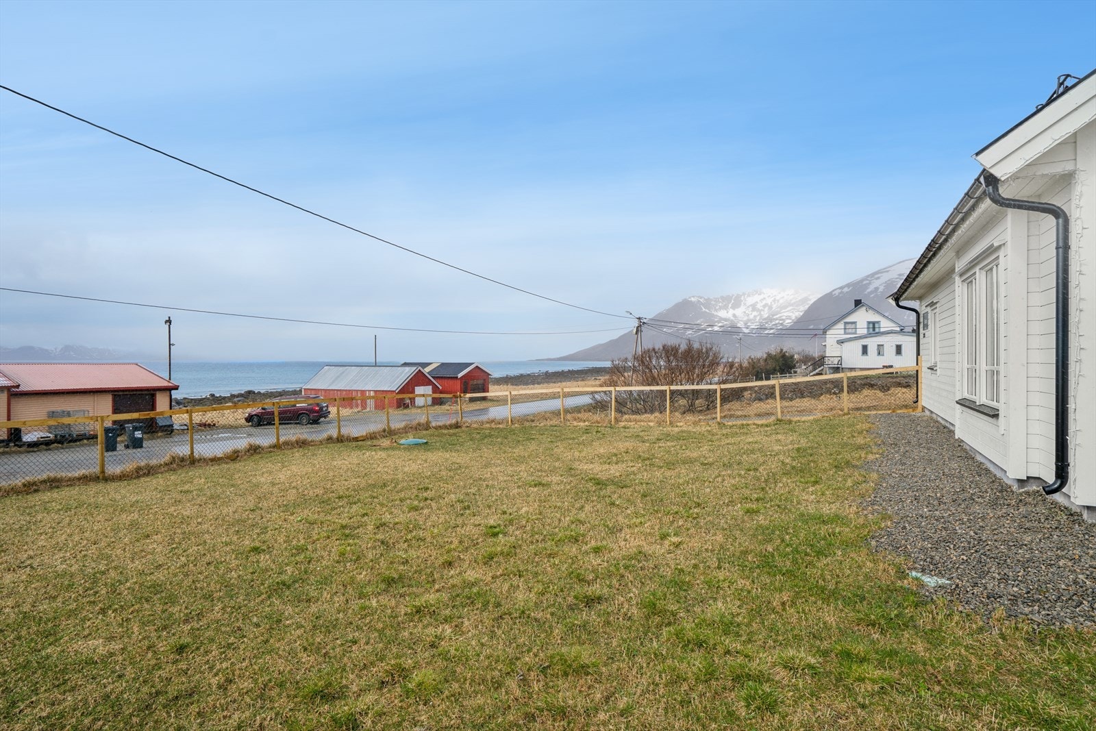 Hagen og utsikten mot nærmiljøet og sjøen. Galleribilde