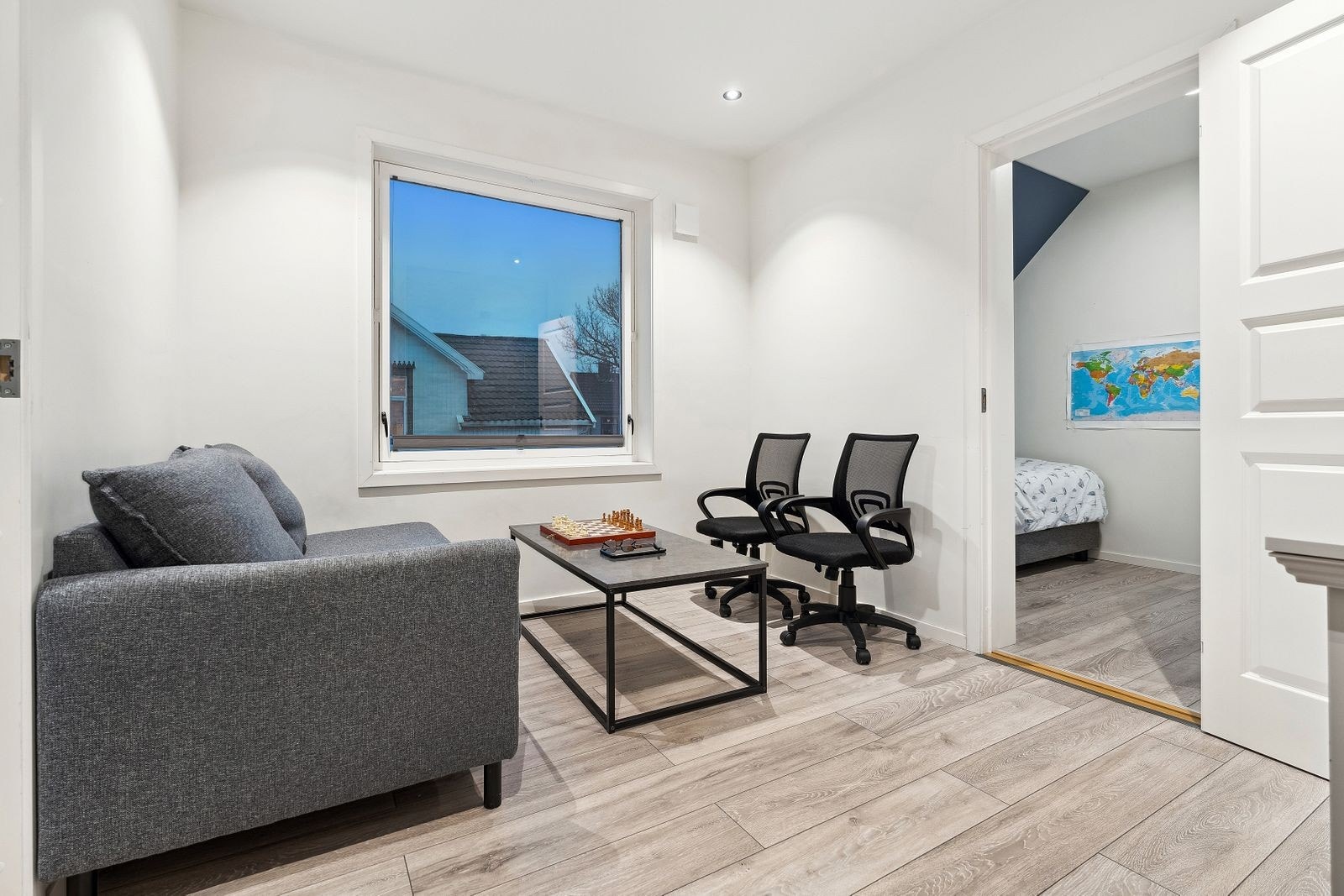 Liten stue i 2. etasje med plass til sittegruppe Galleribilde