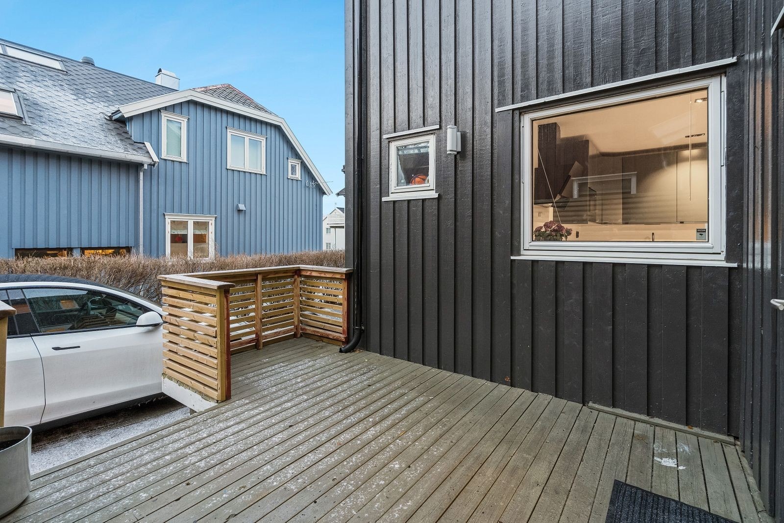 Fra innkjørselen er det trapp opp til entré Galleribilde
