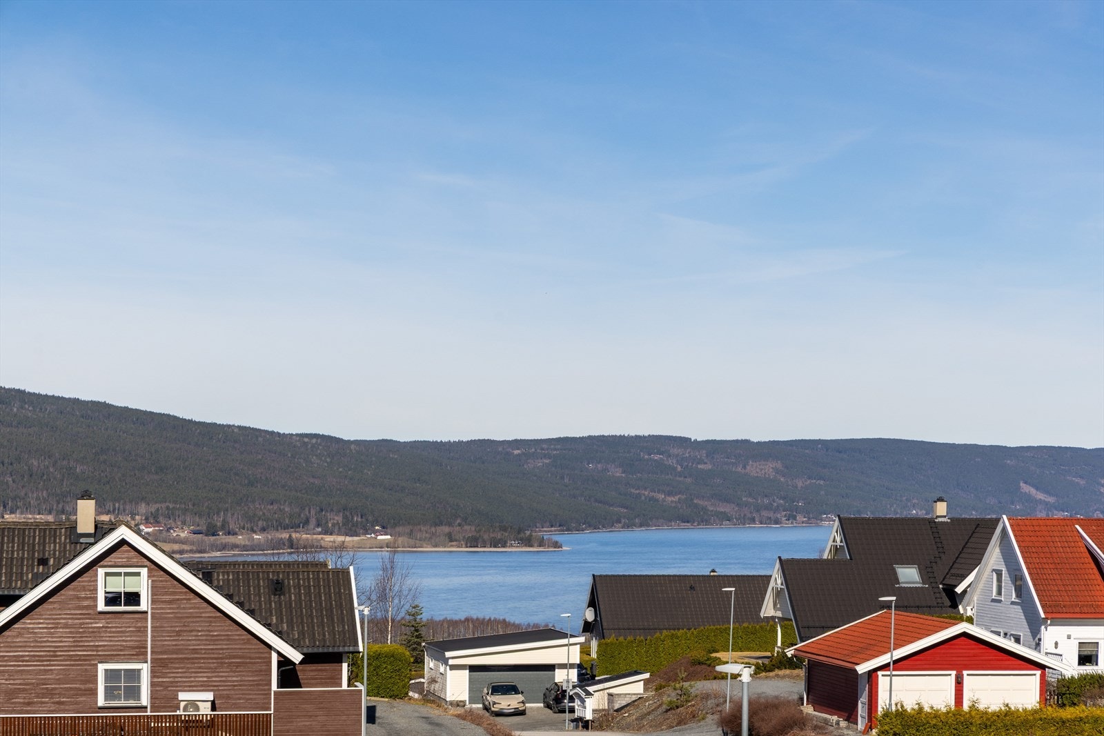 Hverdagslogistikken er enkel med kun seks minutters gange til Toso skole og åtte minutter til Hovsenga barnehage. Galleribilde