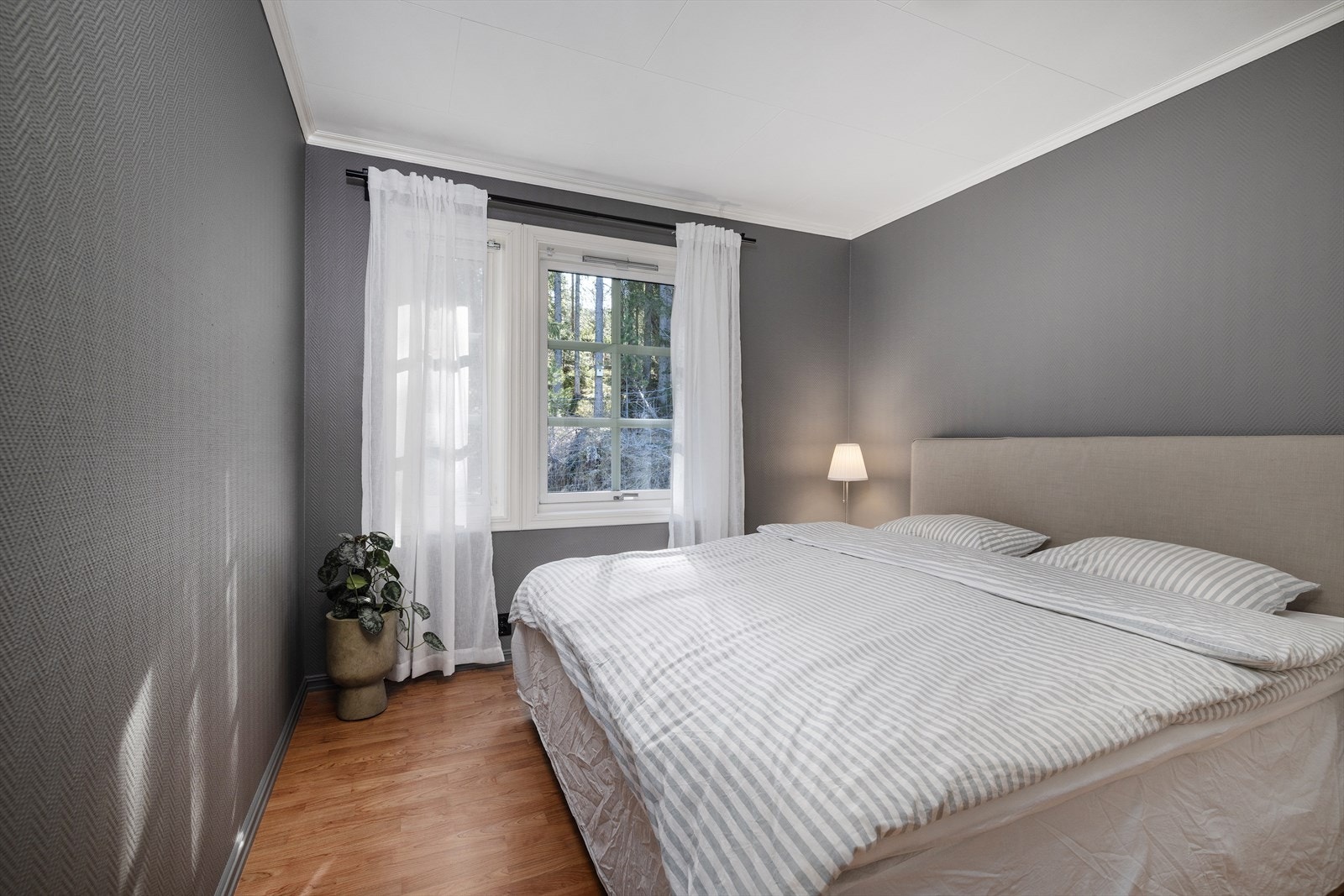 Begge soverommene er usjenerte og vender mot øst, vekk fra fellesområdene. Galleribilde