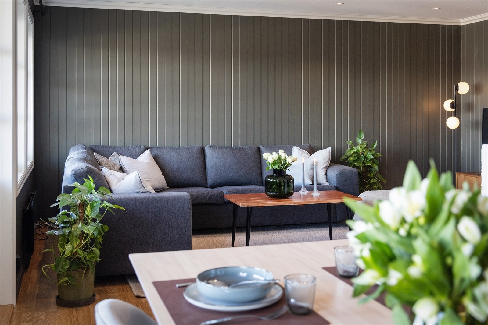 Stuen har en god utforming med plass til både sofagruppe og spisebord. Galleribilde