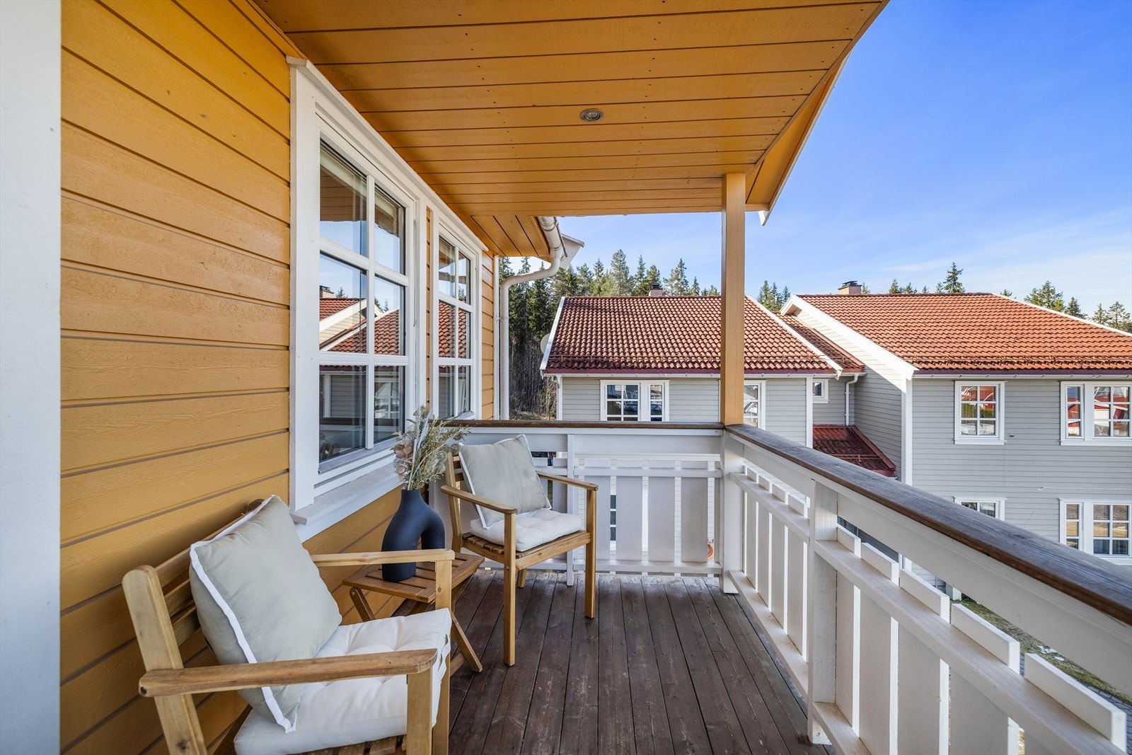 Verandaen på 5,5 m² har plass til en sittegruppe. Galleribilde
