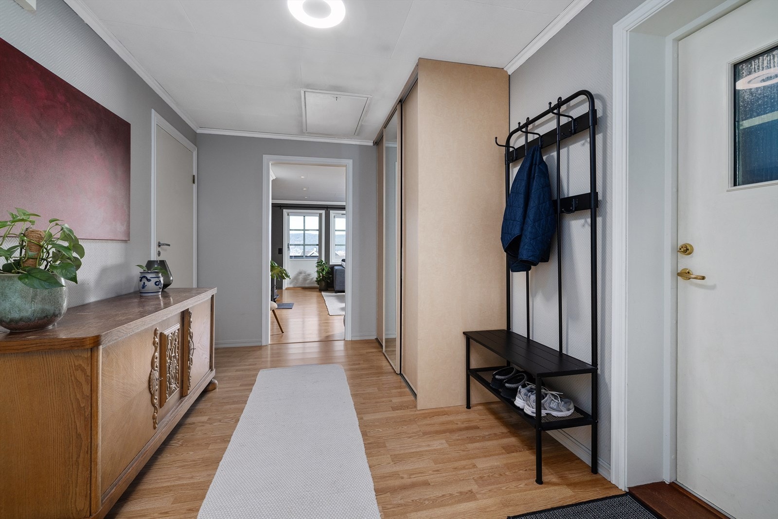 Romslig entré med plass til oppbevaring. Loftsluken gir tilgang til et stort lagringsloft på ca. 14 m². Galleribilde