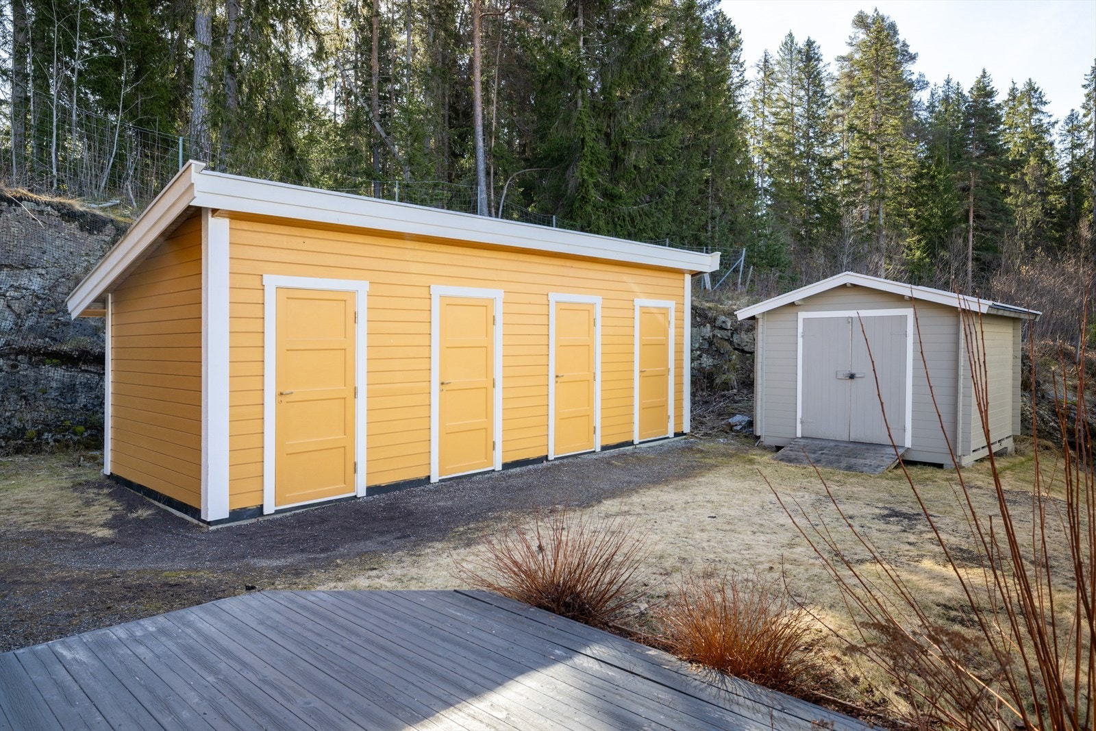 Til leiligheten hører en praktisk, låsbar utebod på ca. 5 m² for ekstra lagring. Galleribilde