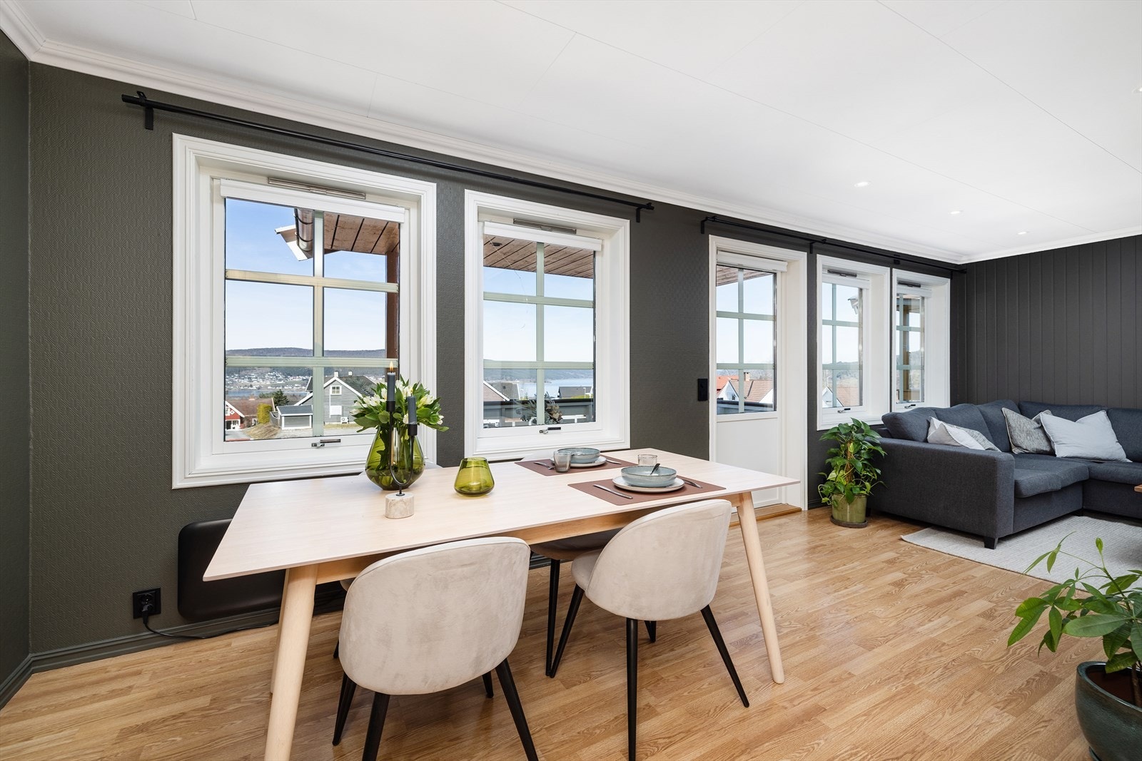 Spiseplassen er plassert ved vinduene som slipper inn godt med dagslys. Galleribilde