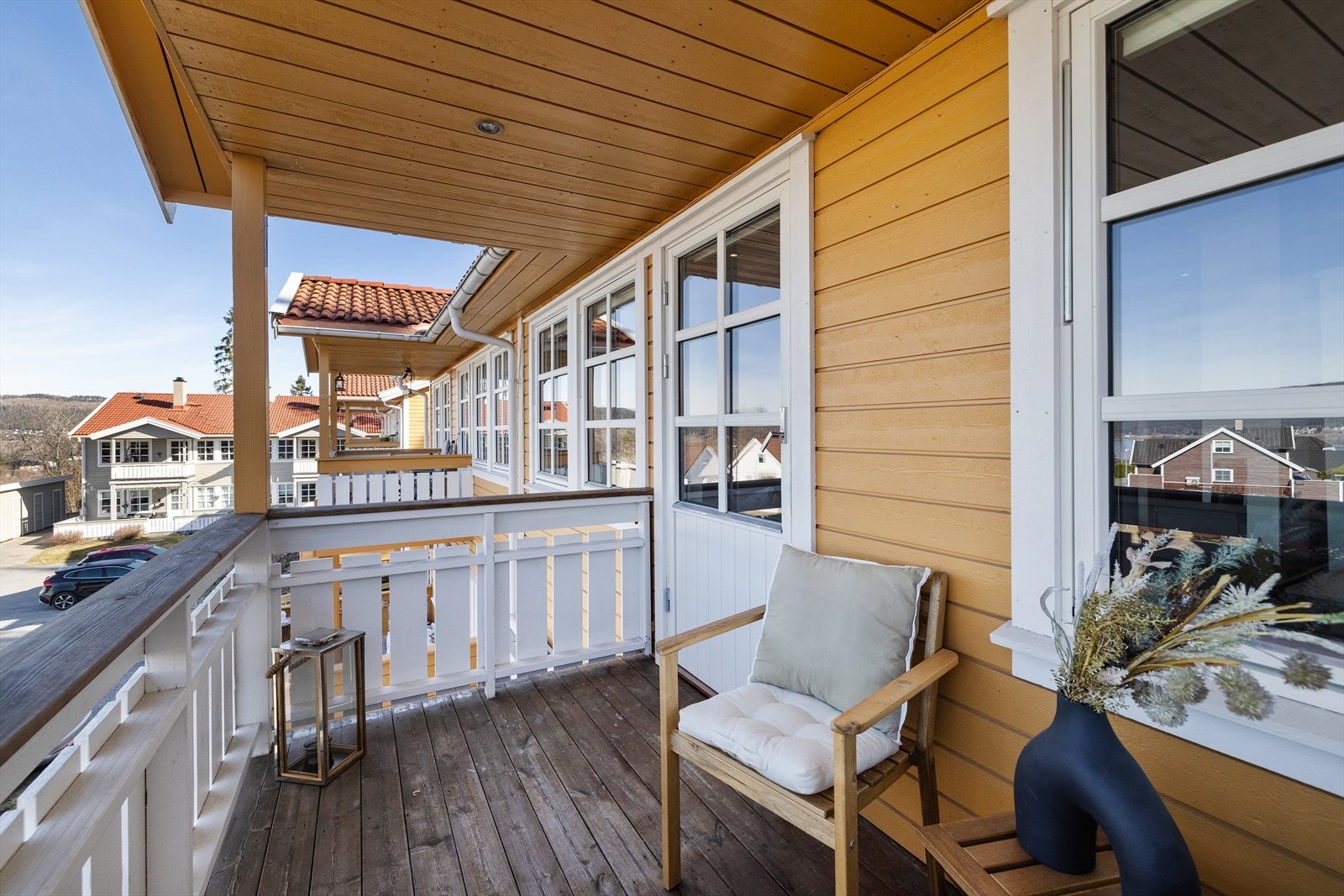 Fra stuen er det utgang til en takoverbygget og vestvendt veranda. Galleribilde