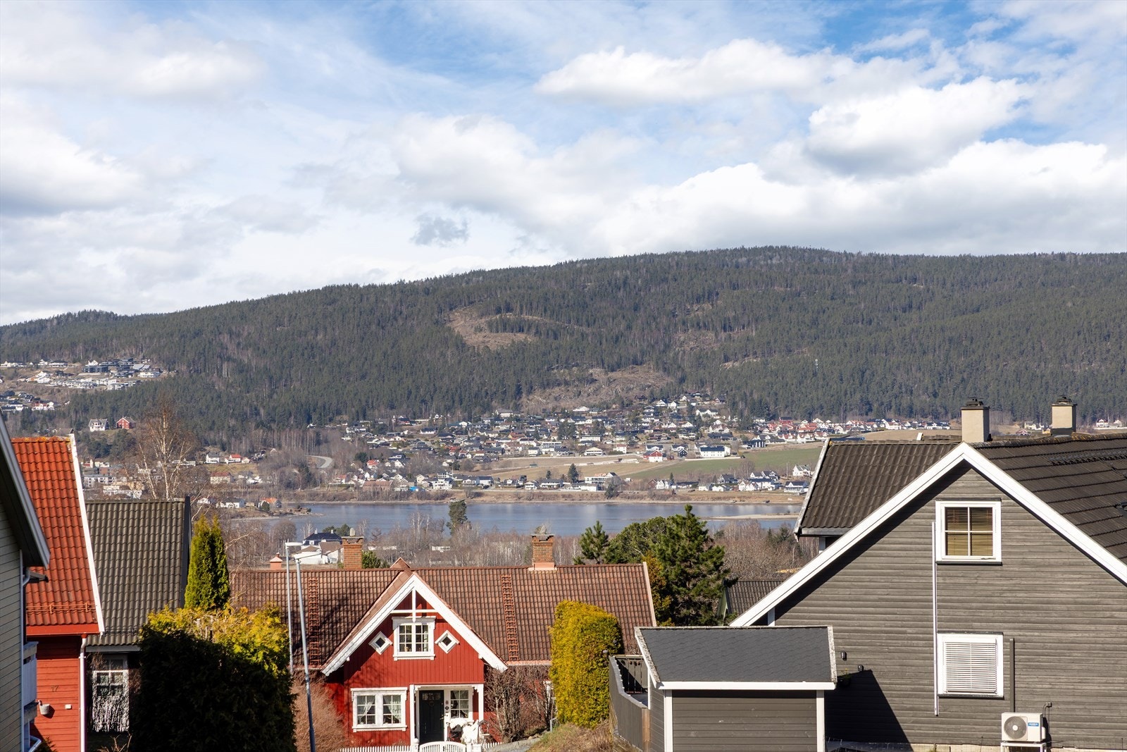 Beliggenheten på Kongehaugen er etablert og rolig, med umiddelbar nærhet til skog og mark. Galleribilde