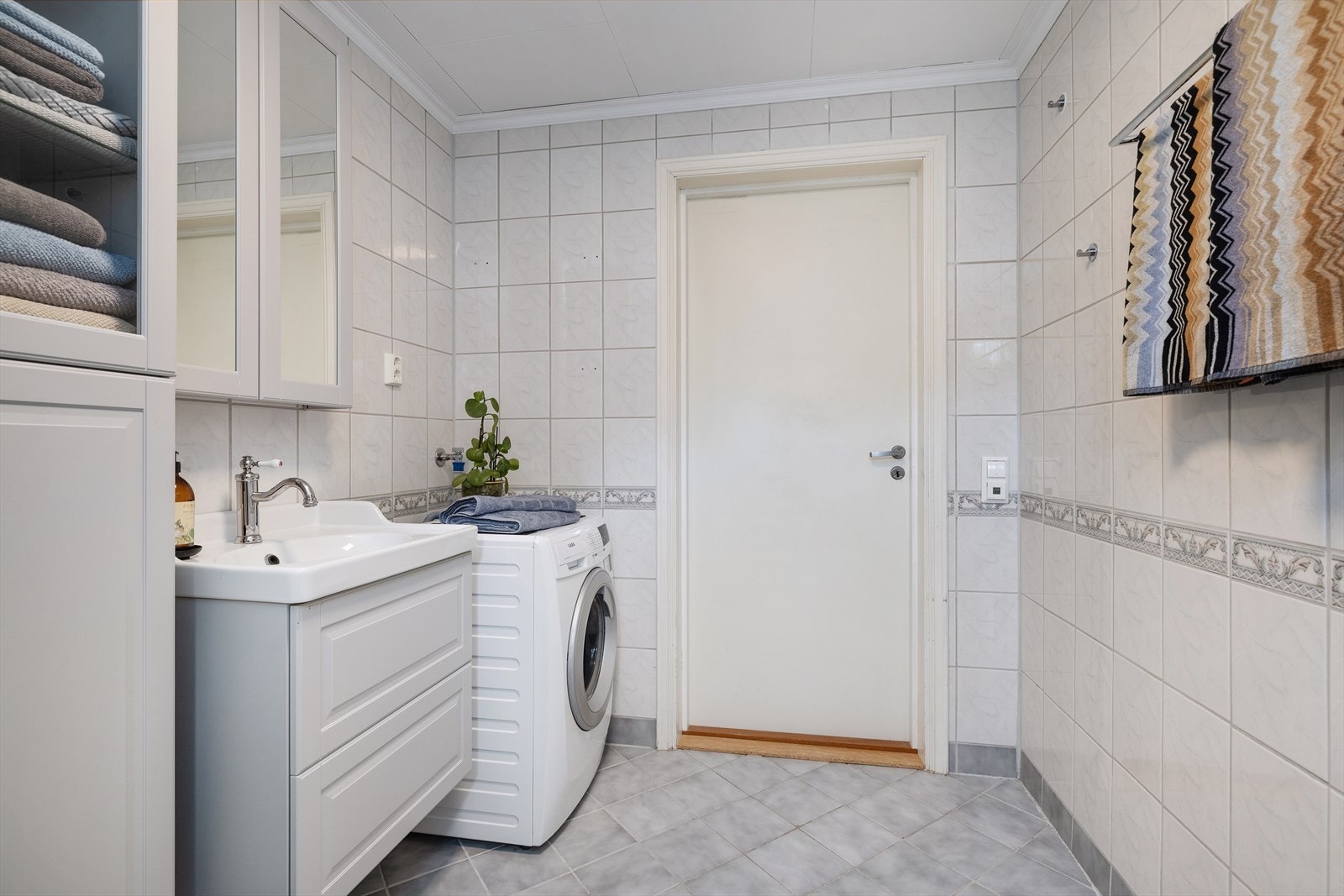 Badet ble oppgradert i 2020 og har flislagt gulv med elektriske varmekabler. Galleribilde