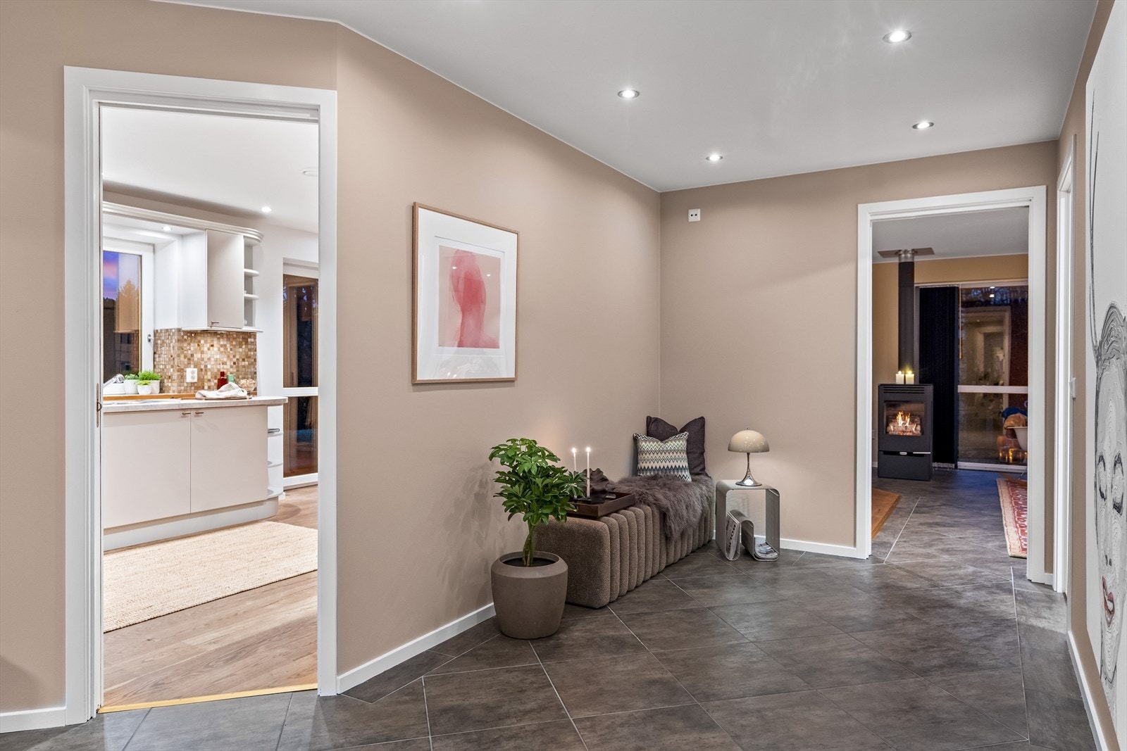 Vel inne gir hallen et godt førsteinntrykk med downlights, beige veggflater og store, grå fliser på gulvet. Galleribilde