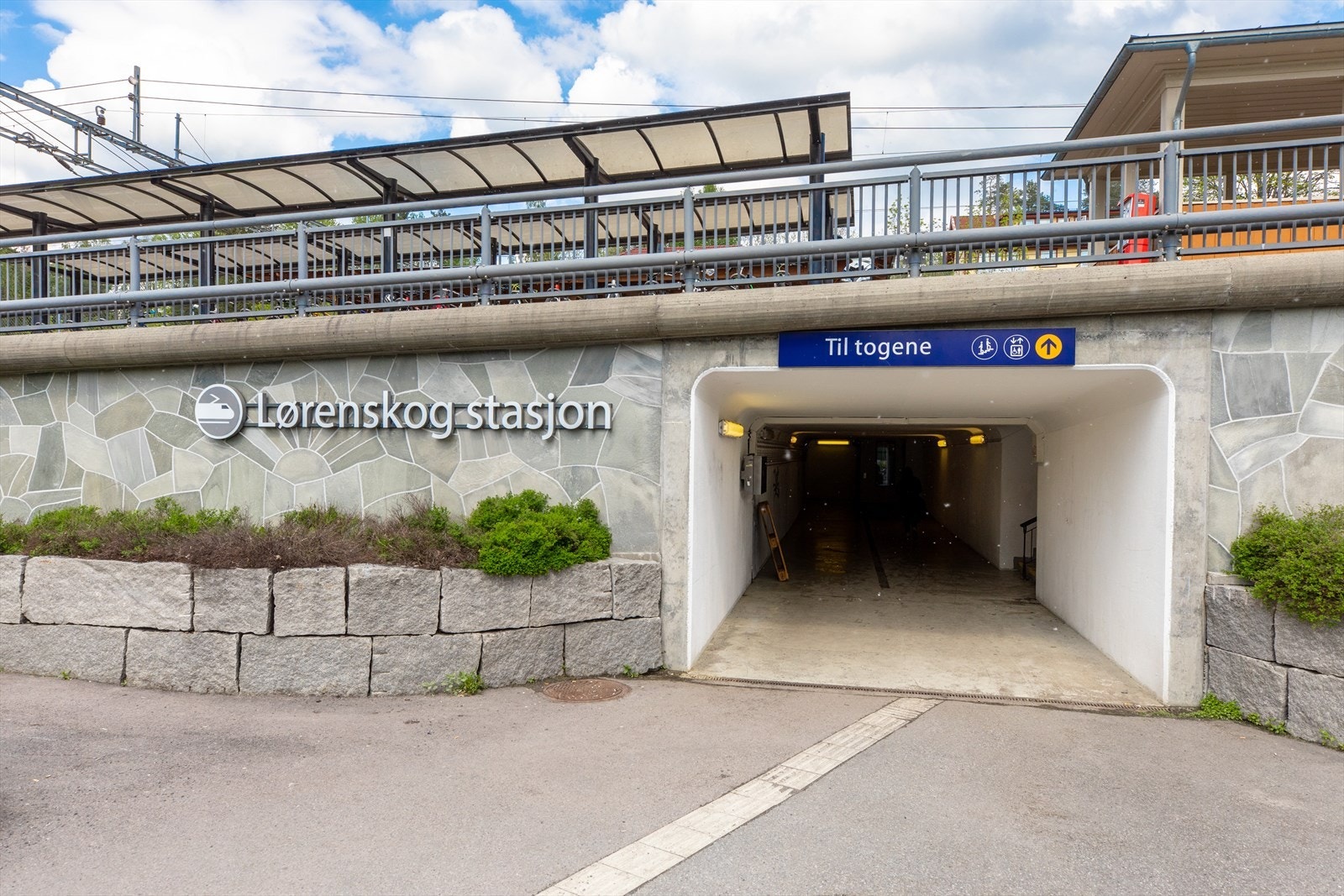 Kollektivtilbudet er meget godt. Det er gangavstand til bussforbindelser, og kort vei til Lørenskog togstasjon, hvor toget tar deg til Oslo S på ca. 20 minutter. Galleribilde