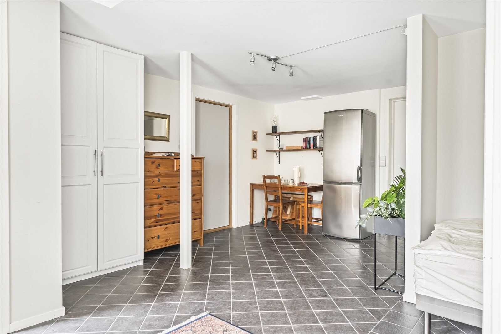I stuen er det plass til spisebord i tillegg til sofaløsningen. Galleribilde