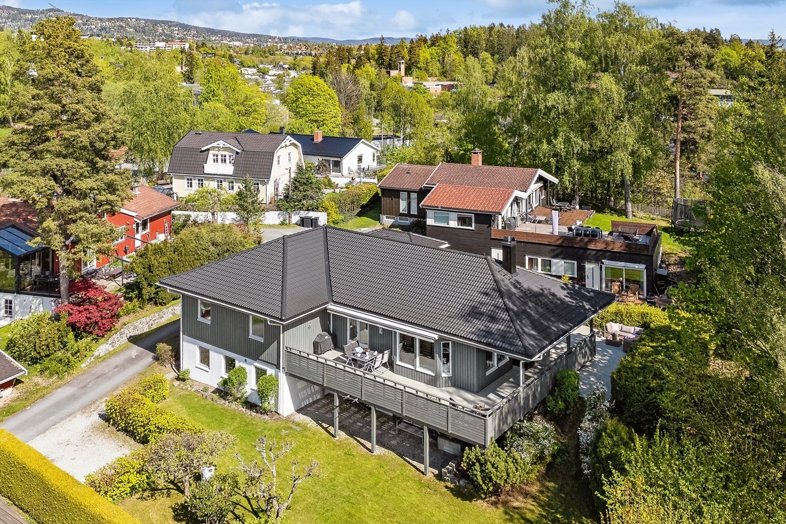 Kort vei til servicetilbud, kollektivtransport og flotte turområder Galleribilde