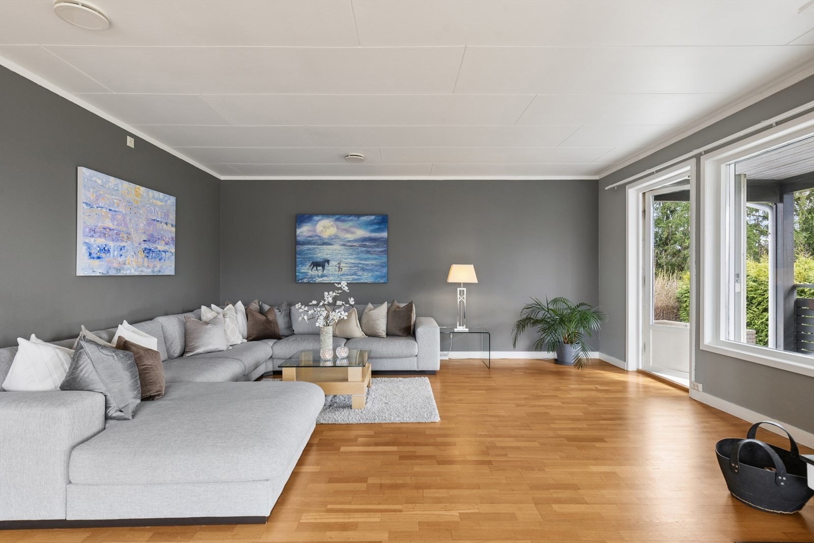 To utganger til terrassen Galleribilde
