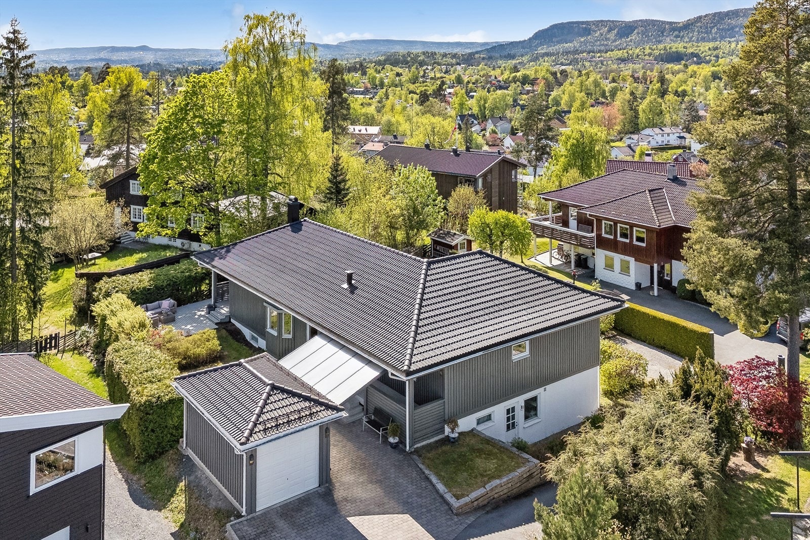 Garasje med elbillader og carport samt gode parkeringsmuligheter på egen tomt Galleribilde
