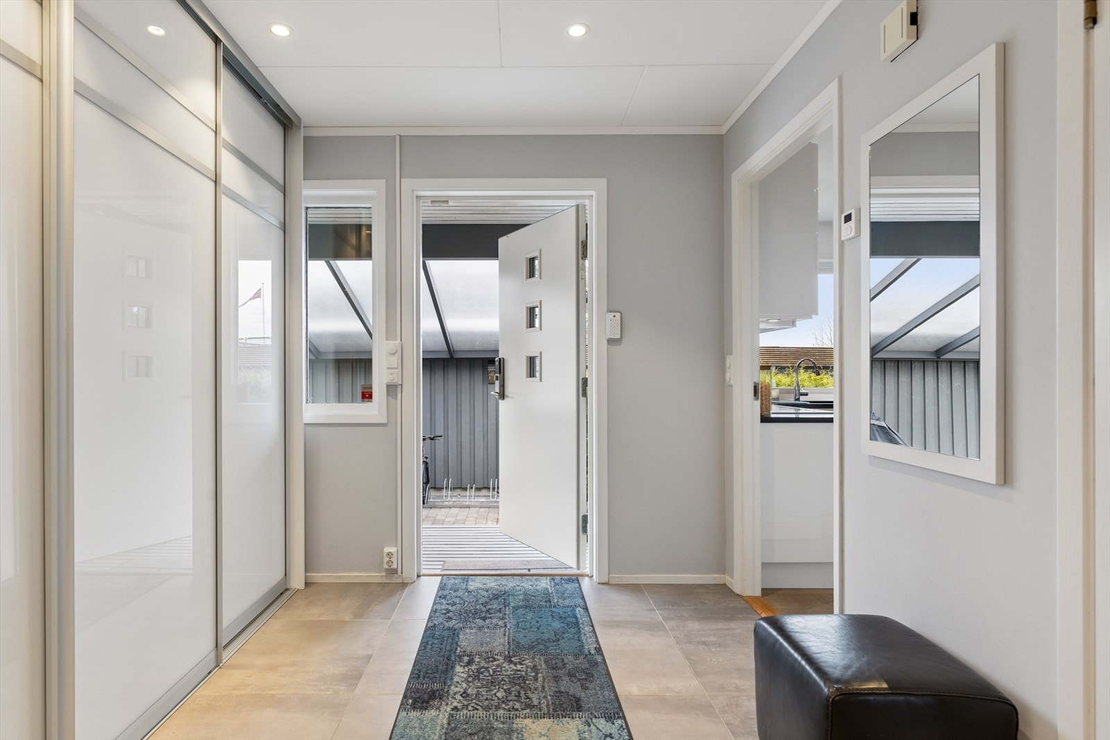 Romslig entré/hall med skyvedørsgarderobe Galleribilde