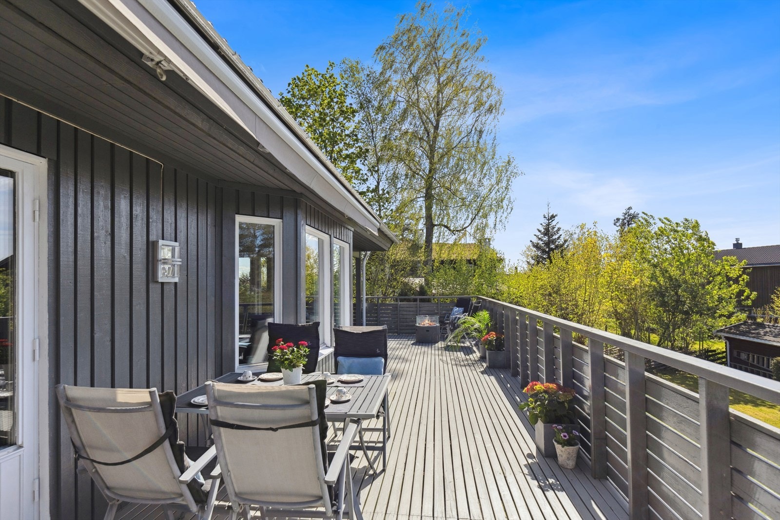 Stor og solrik terrasse Galleribilde