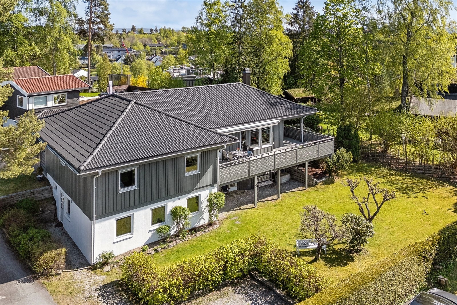 Eiendommen ligger lett hevet med gode solforhold og har en pent opparbeidet, flat hage Galleribilde