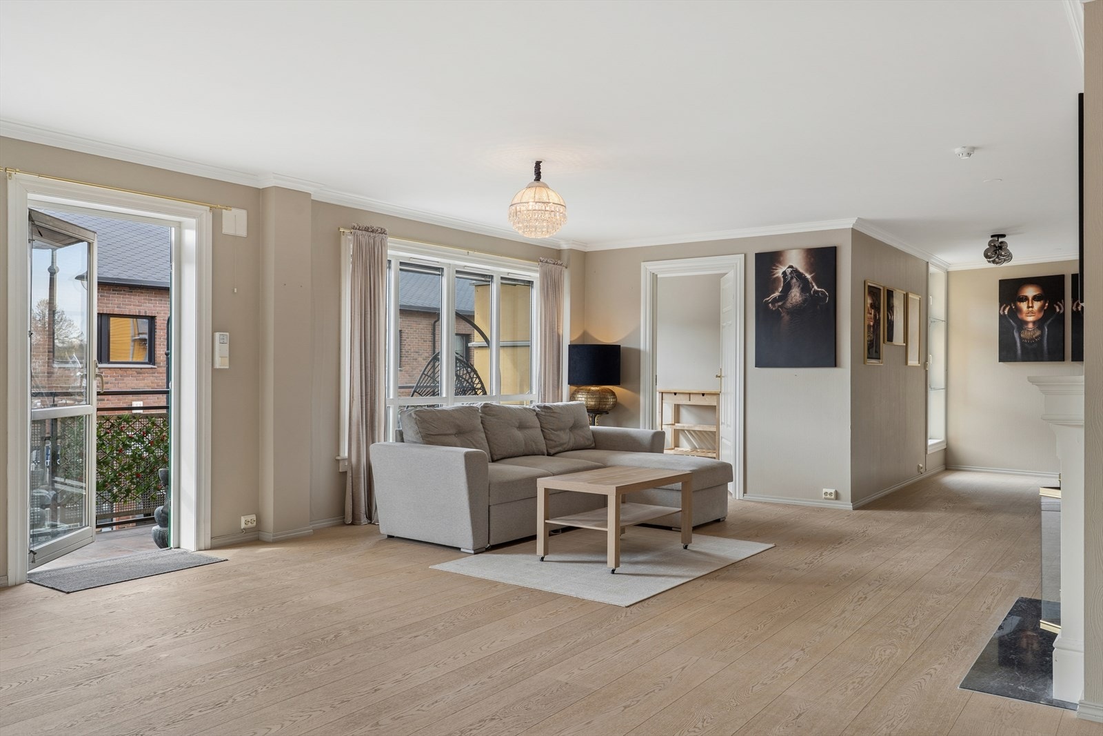 Romslig stue med lekker parkett. Galleribilde