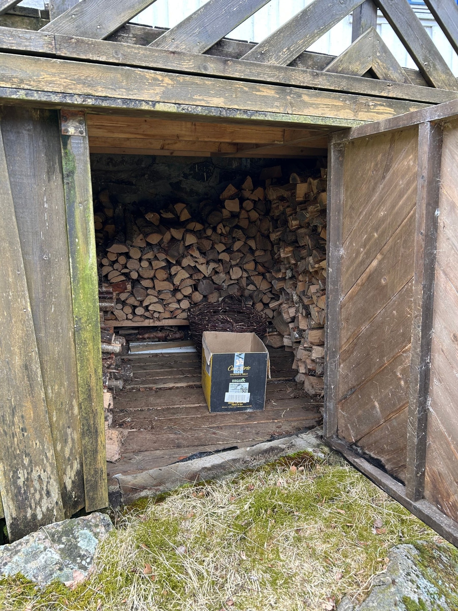 Vedskjul under verandaen på våningshuset Galleribilde