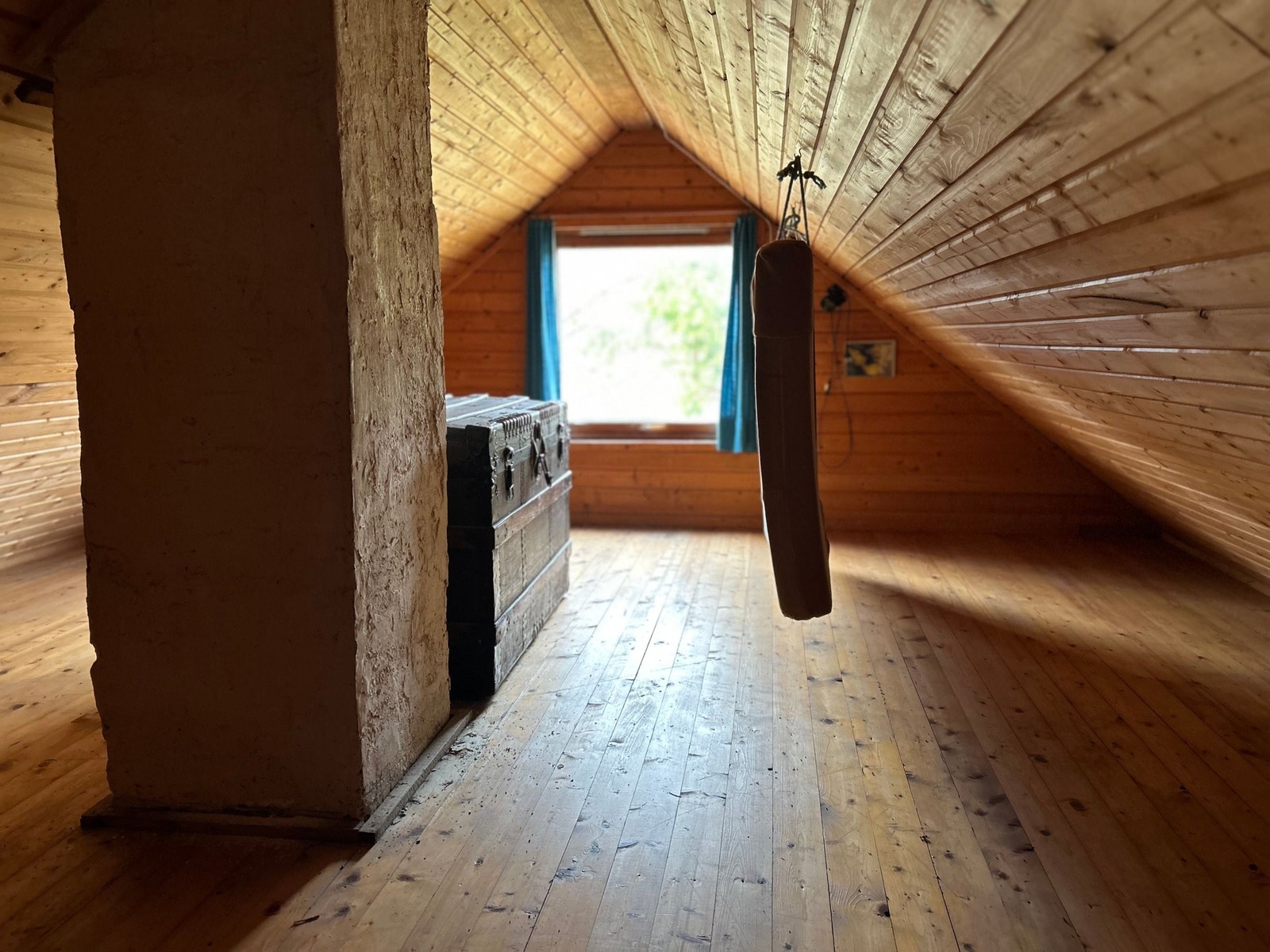 Loft i annekset med mulighet for to sengeplasser.
En stige på veggen må klatres for å komme opp Galleribilde
