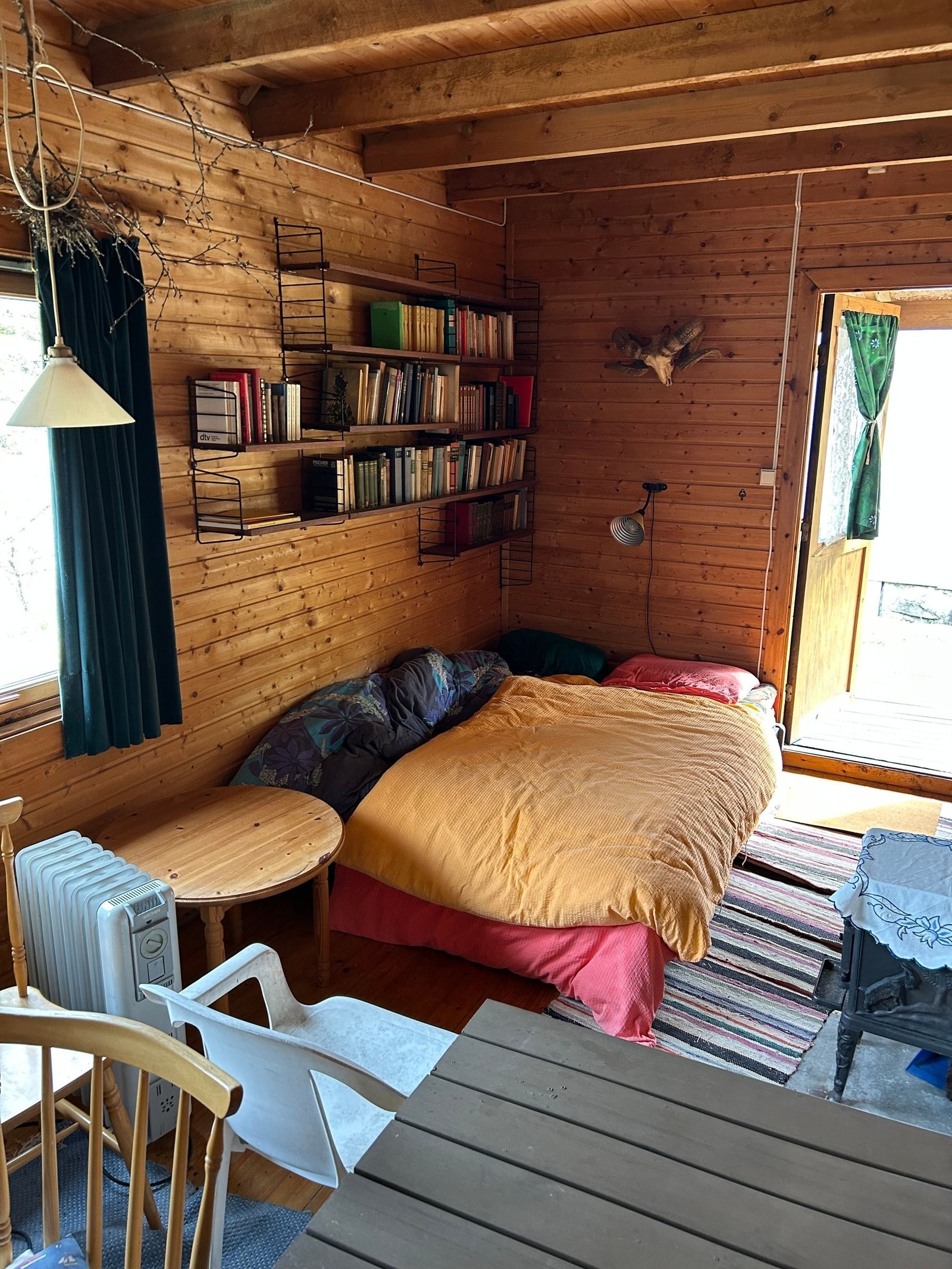 Stua med seng i annekset Galleribilde